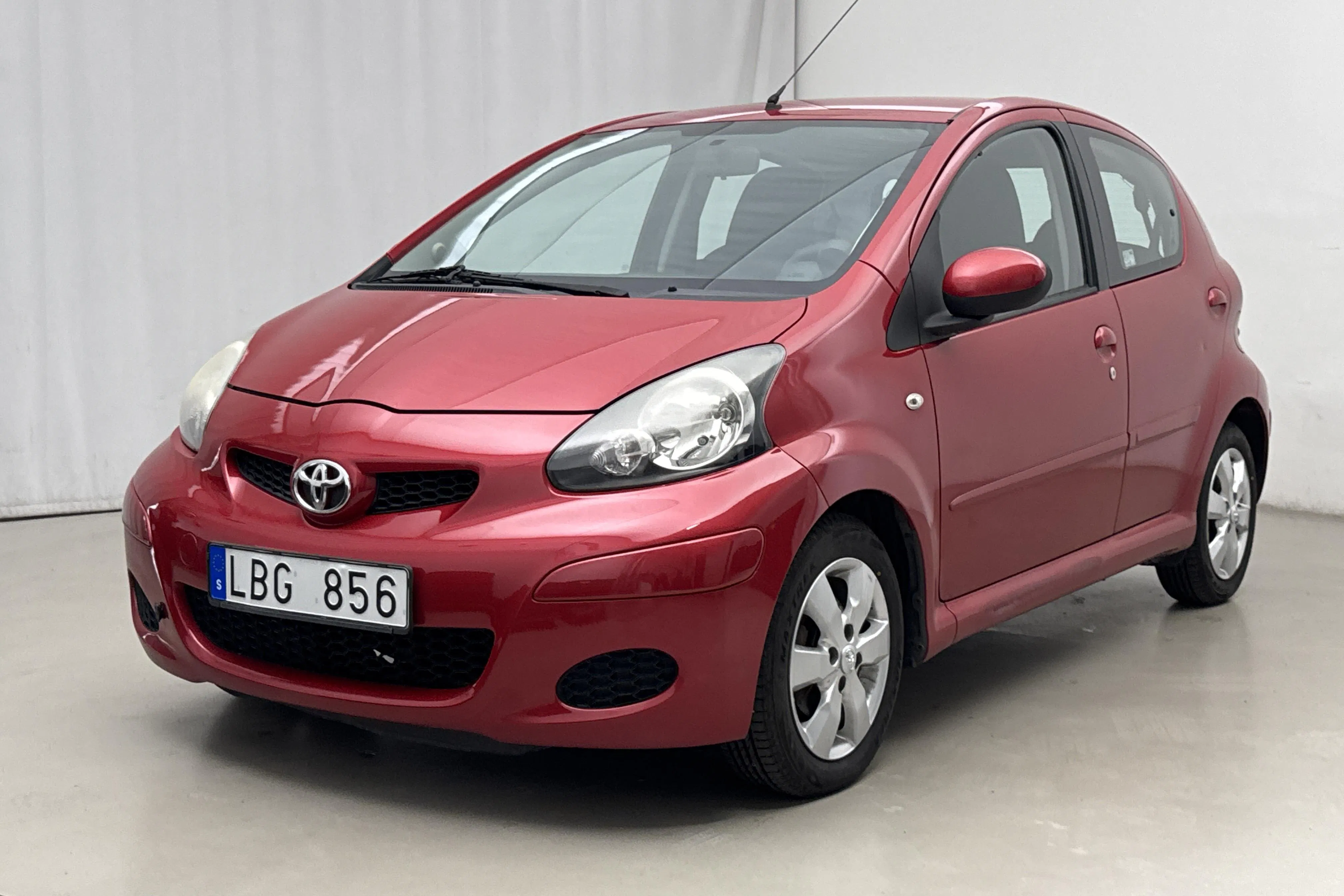 Presentationsfoto 1 av 16: Toyota Aygo 1.0 VVT-i 5dr (68hk) - 11 445 mil - Automat - Mörkröd - 2010