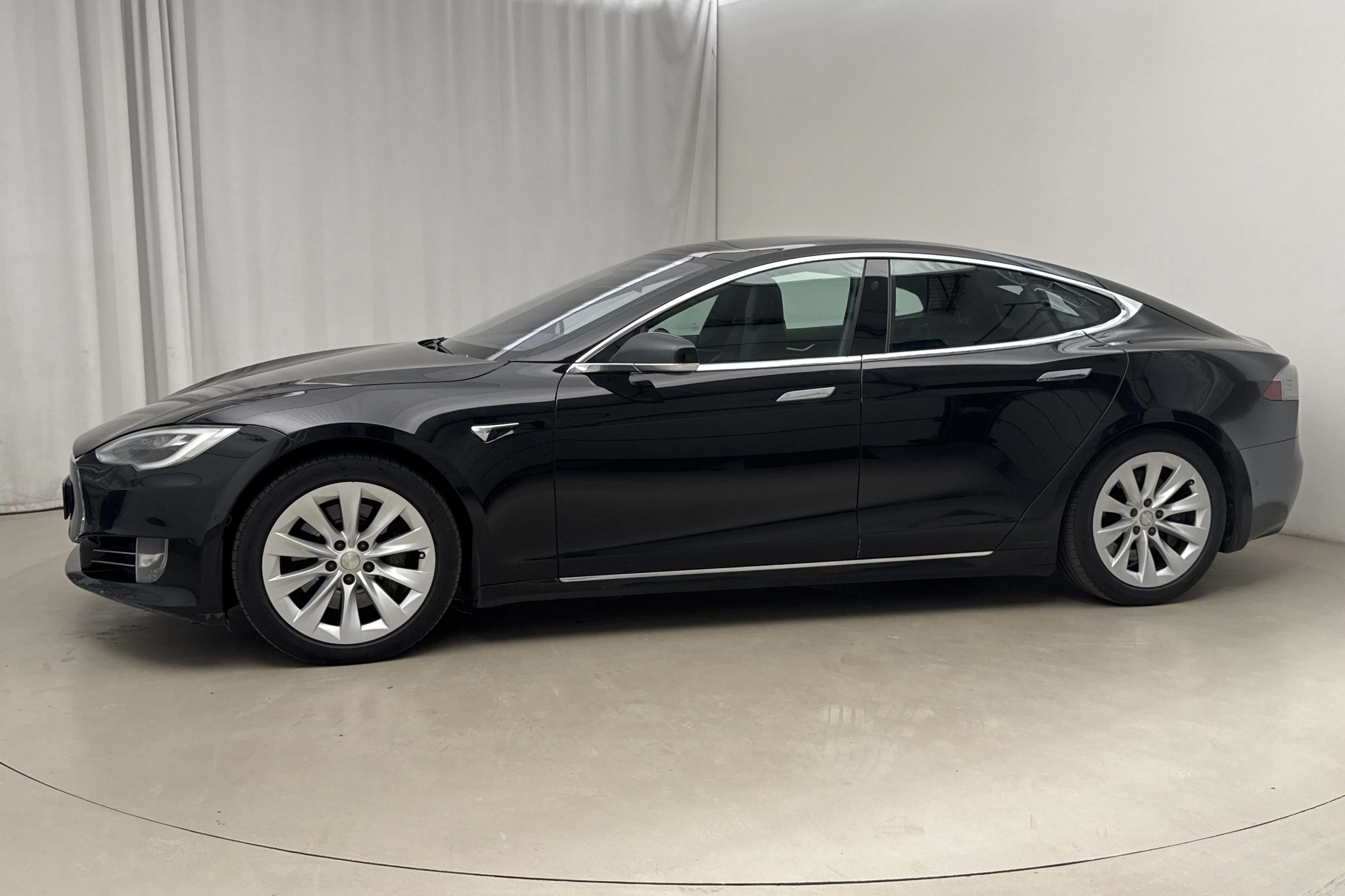 Presentationsfoto 2 av 21: Tesla Model S 75D - 27 789 mil - Automat - svart - 2018