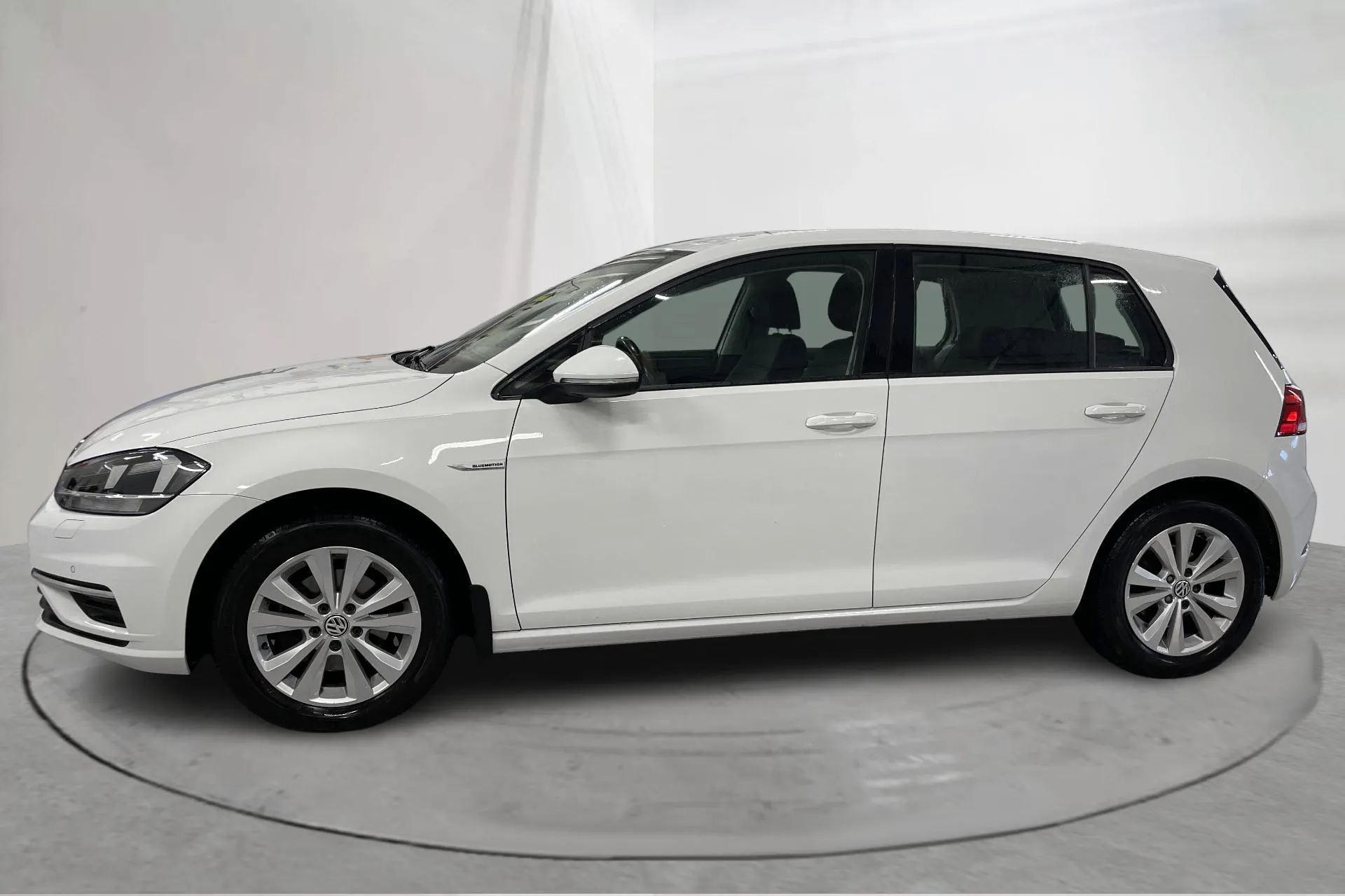 Presentationsfoto 2 av 14: VW Golf VII 1.5 TGI 5dr (130hk) - 6 423 mil - Automat - vit - 2019