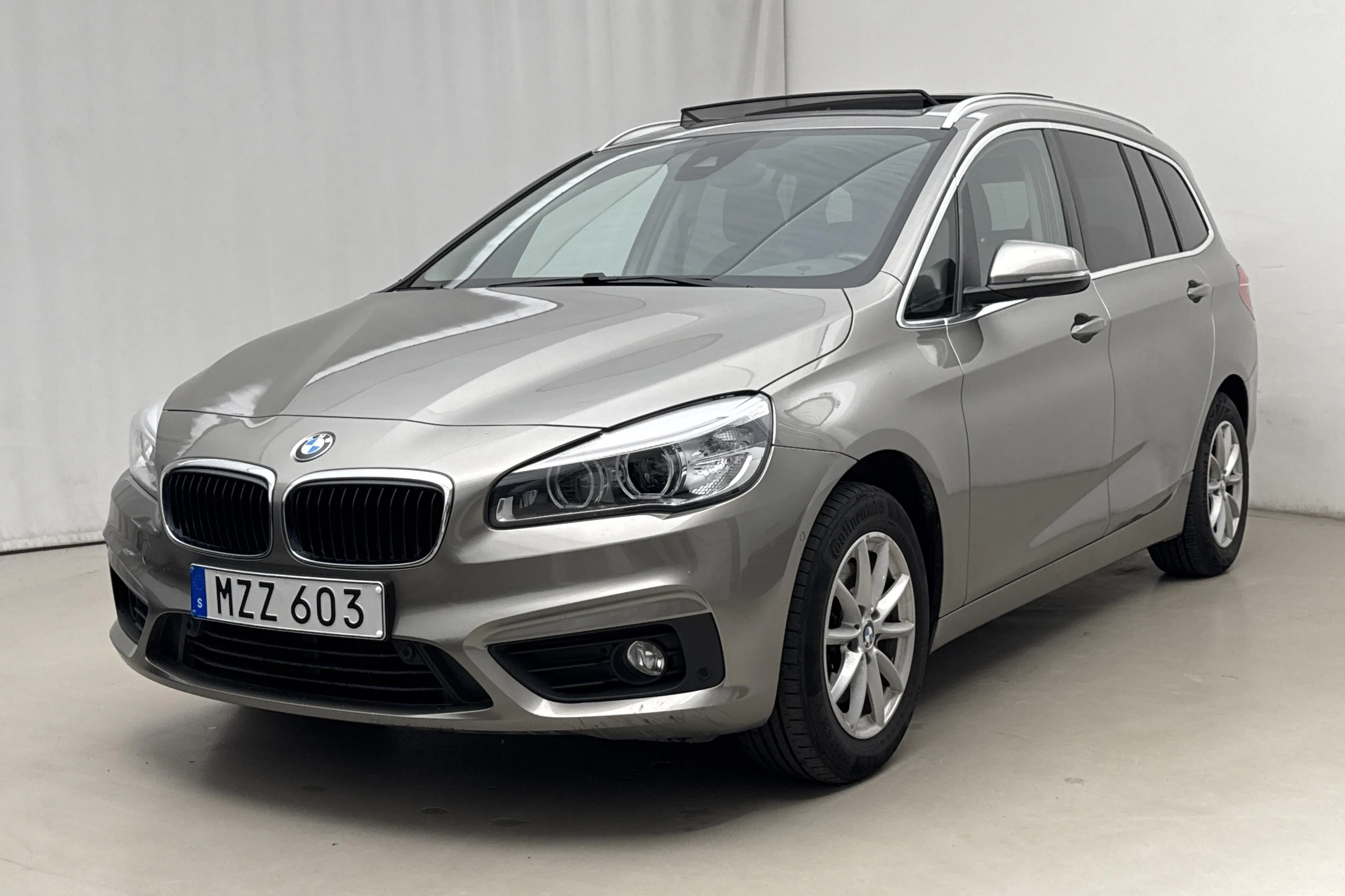 Presentationsfoto 1 av 20: BMW 218i Gran Tourer, F46 (136hk) - 10 644 mil - Automat - silver - 2016