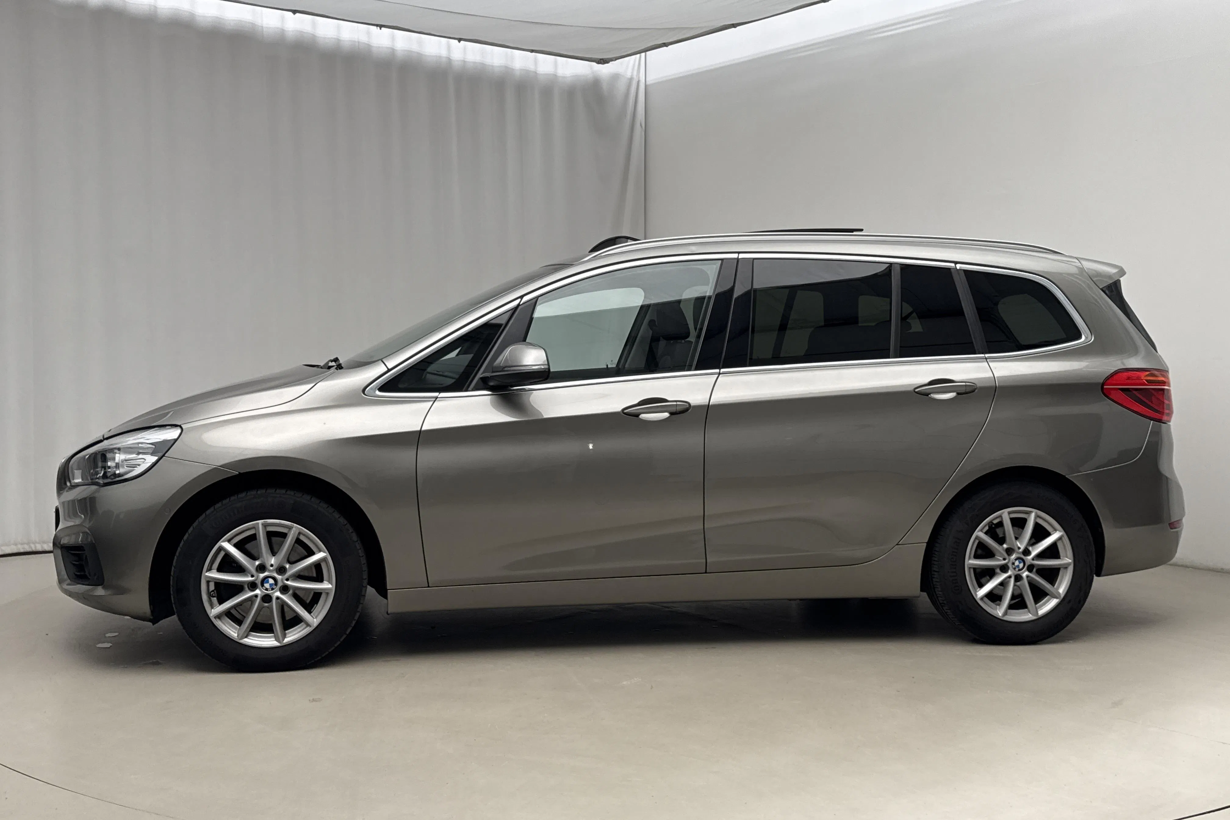 Presentationsfoto 2 av 20: BMW 218i Gran Tourer, F46 (136hk) - 10 644 mil - Automat - silver - 2016