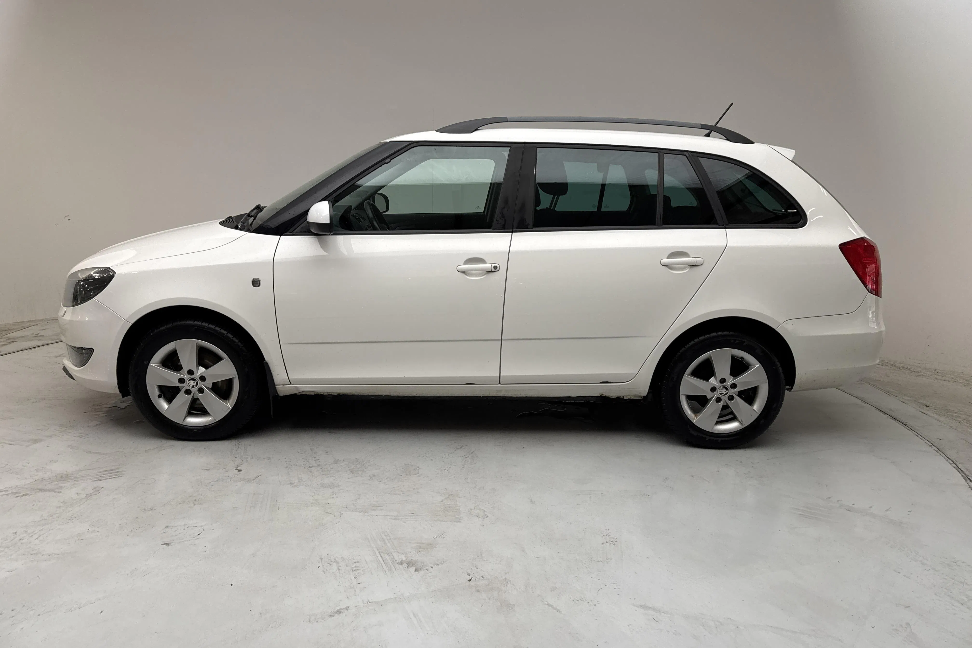 Presentationsfoto 2 av 13: Skoda Fabia 1.2 TSI Combi (105hk) - 11 955 mil - Automat - vit - 2015