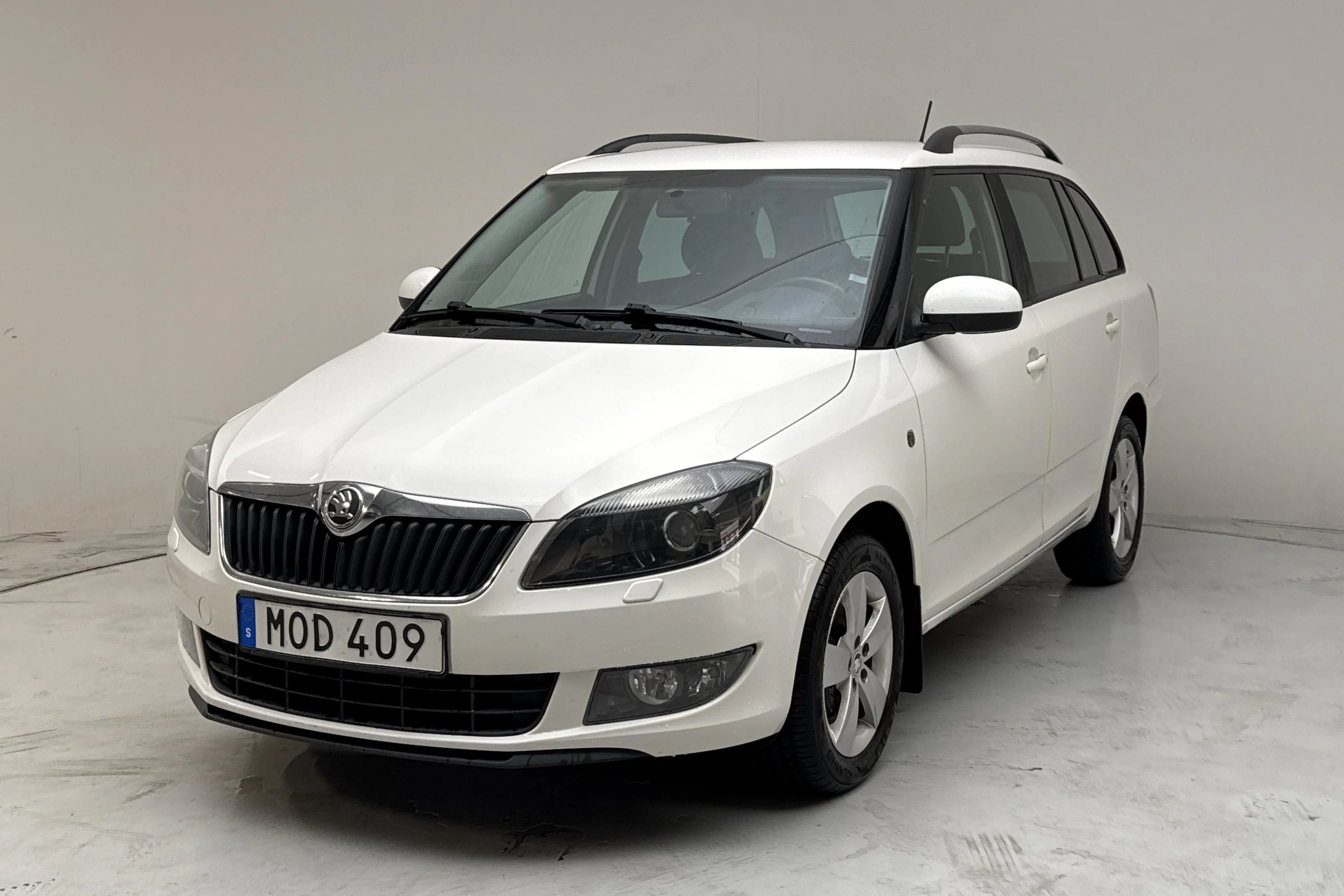 Presentationsfoto 1 av 13: Skoda Fabia 1.2 TSI Combi (105hk) - 11 955 mil - Automat - vit - 2015
