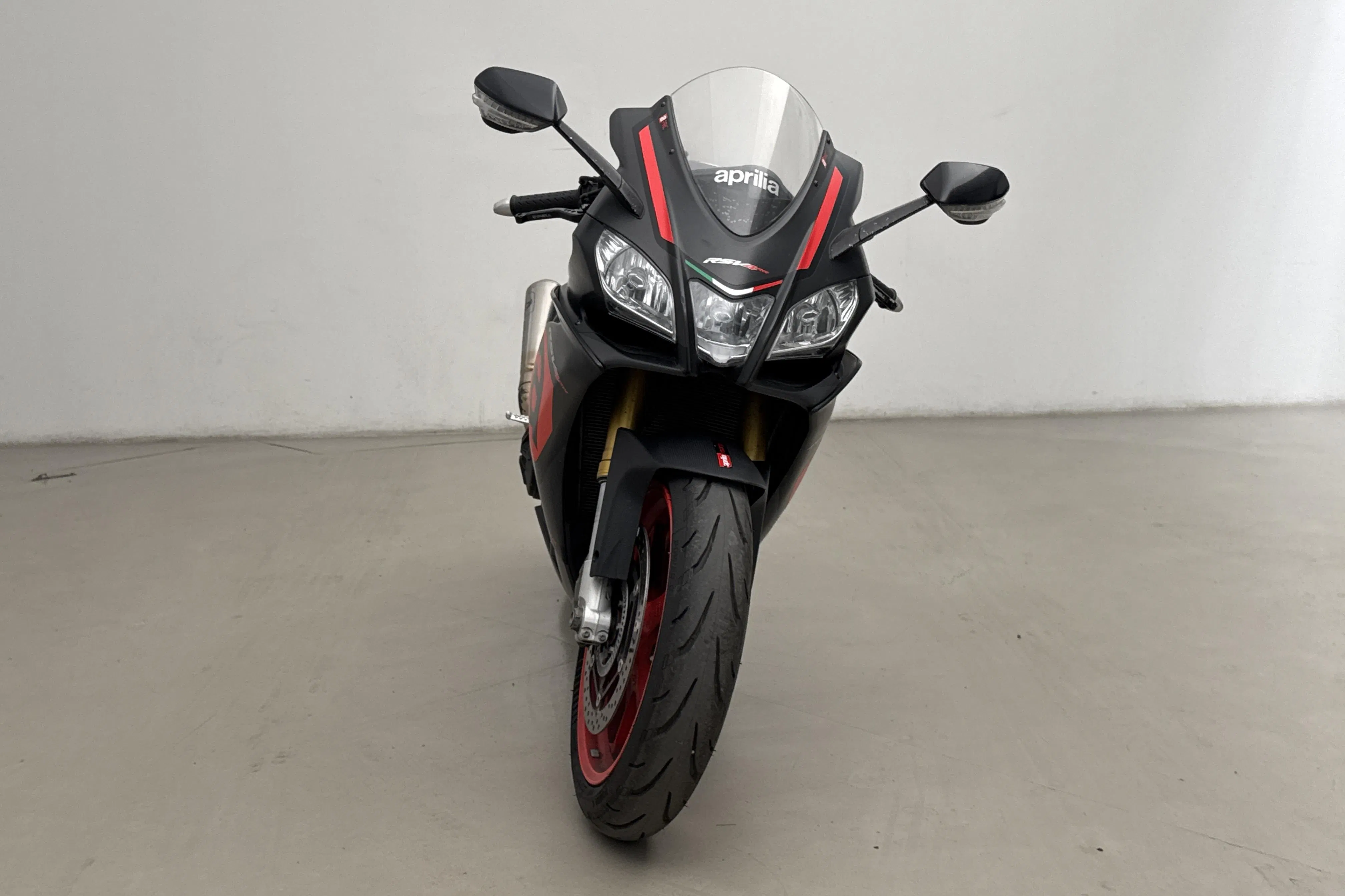 Presentationsfoto 2 av 12: aprilia RSV4 1000RR Motorcykel - 2 135 mil - Manuell - svart - 2017