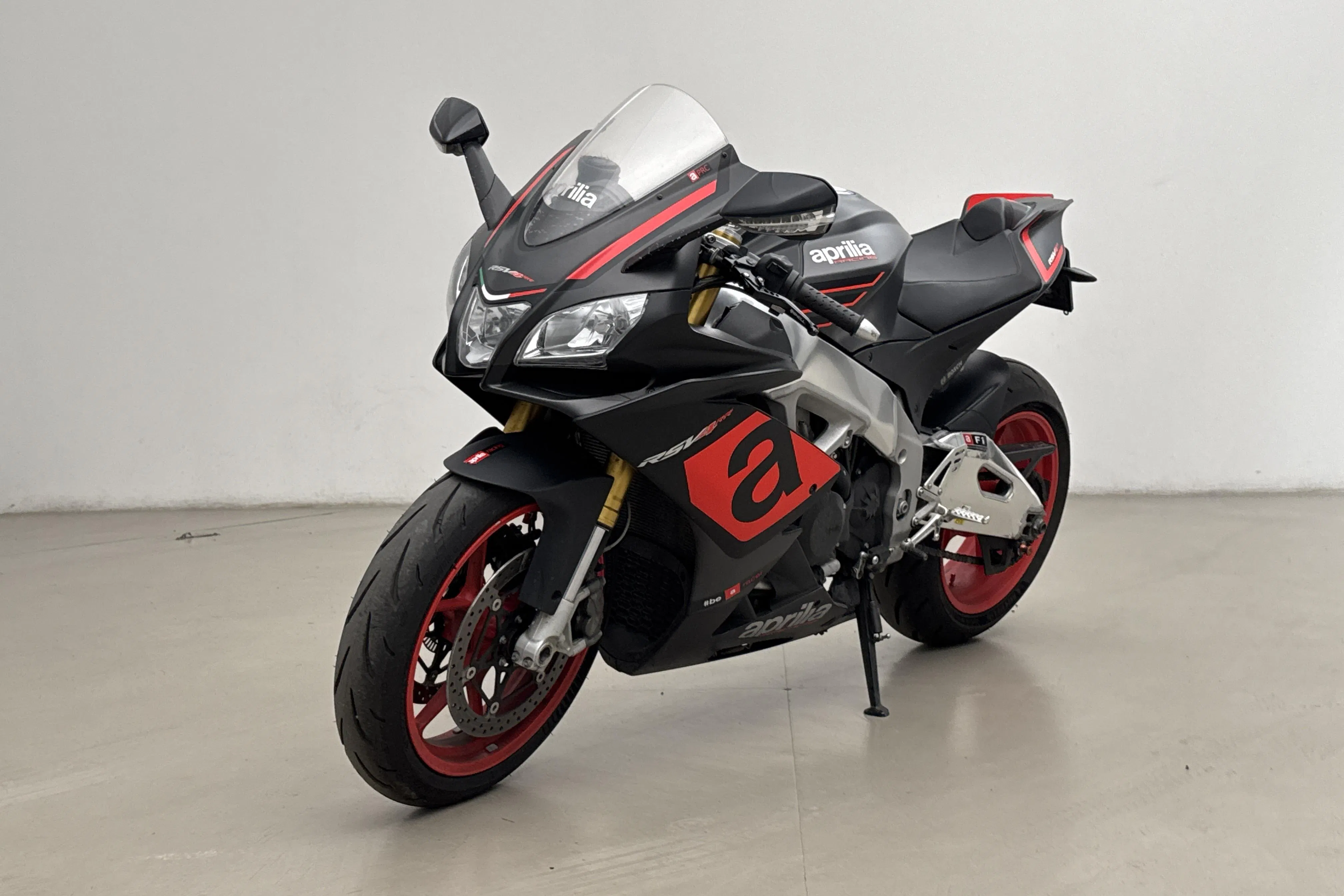 Presentationsfoto 1 av 12: aprilia RSV4 1000RR Motorcykel - 2 135 mil - Manuell - svart - 2017