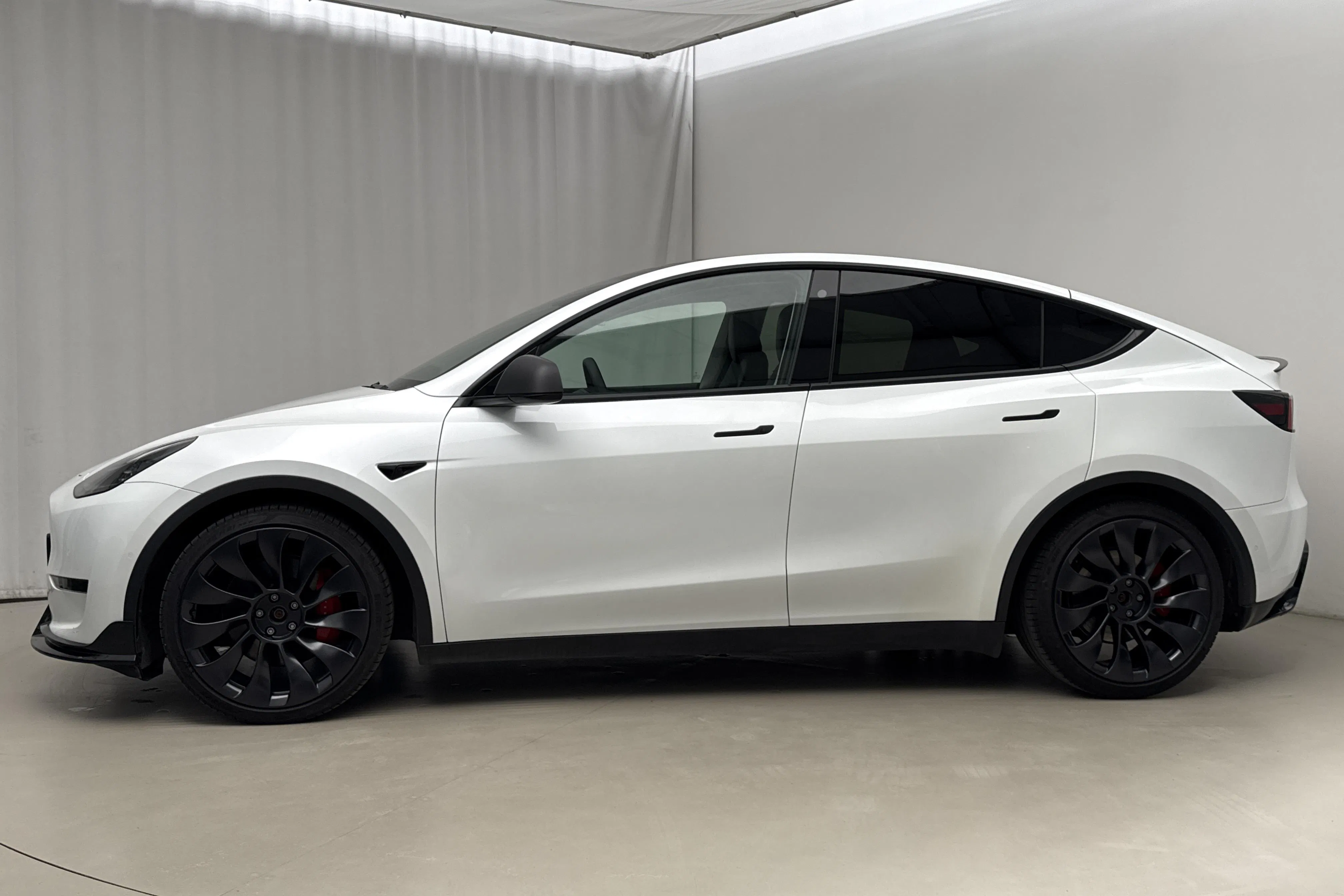 Presentation photo 2 of 25: Tesla Model Y Performance Dual Motor AWD - 56 490 km - Automatic - white - 2022