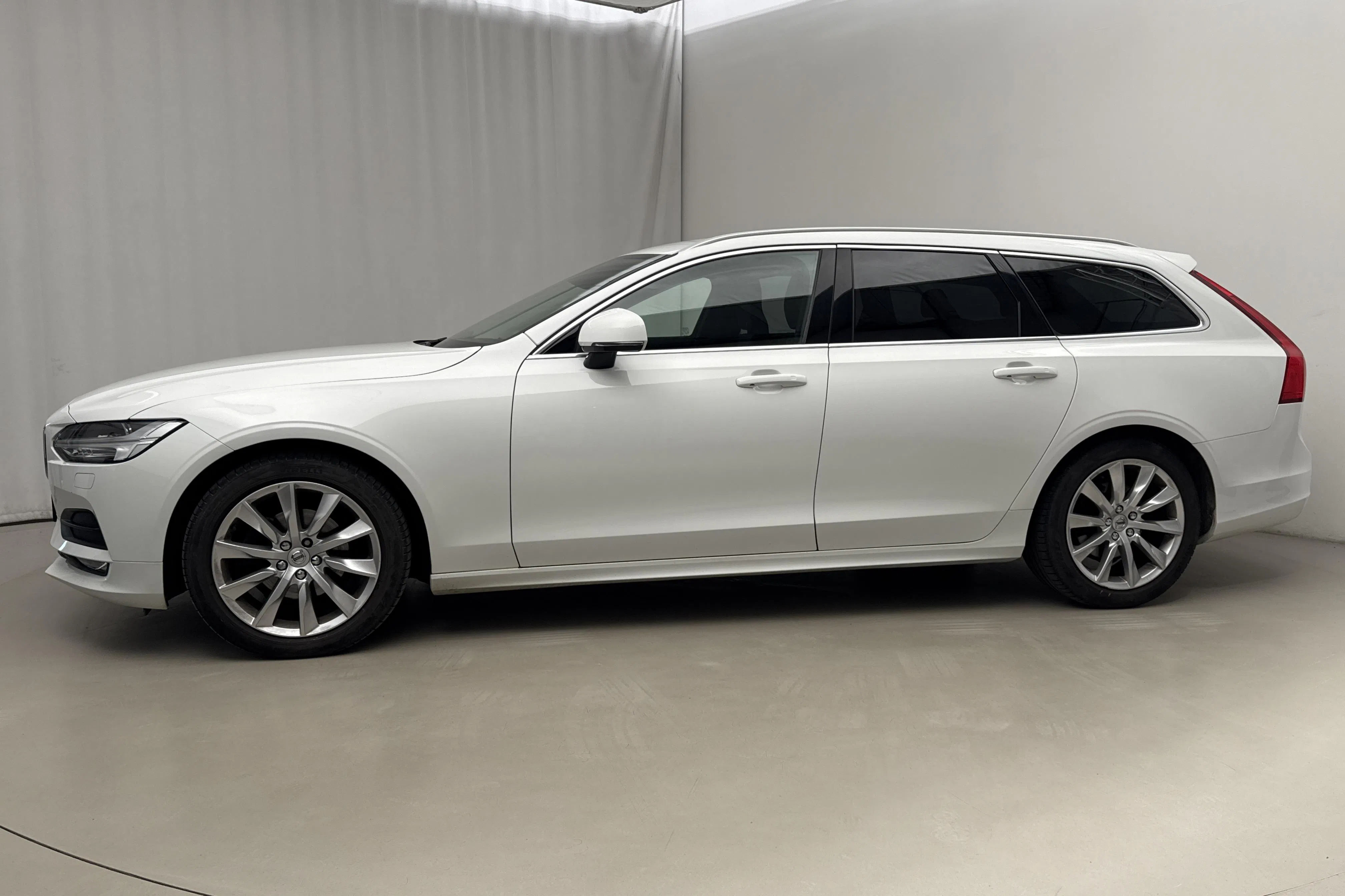 Presentationsfoto 2 av 18: Volvo V90 D4 AWD (190hk) - 10 147 mil - Automat - vit - 2020