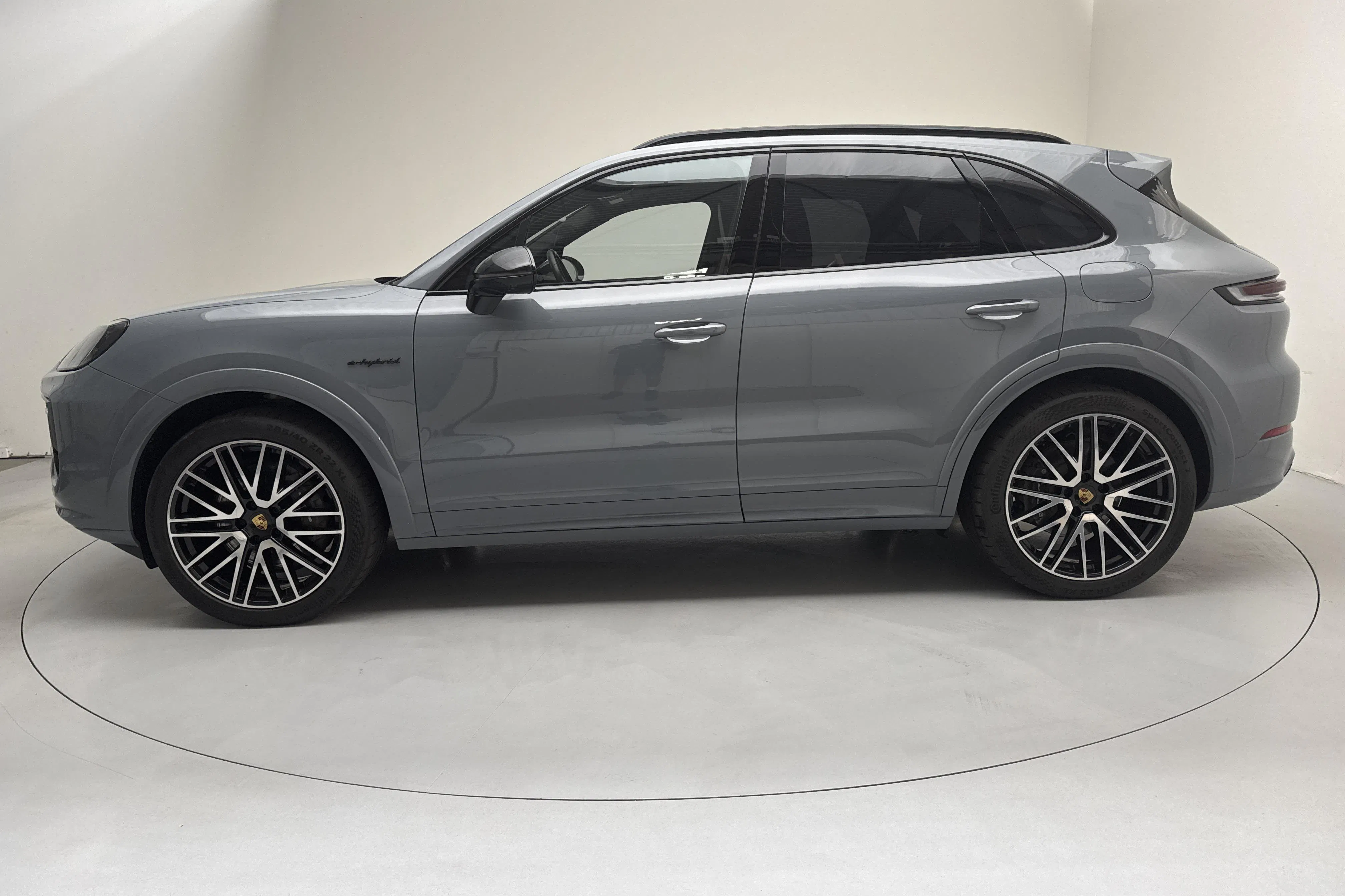 Presentationsfoto 2 av 21: Porsche Cayenne E-Hybrid (470hk) - 10 137 mil - Automat - grå - 2024