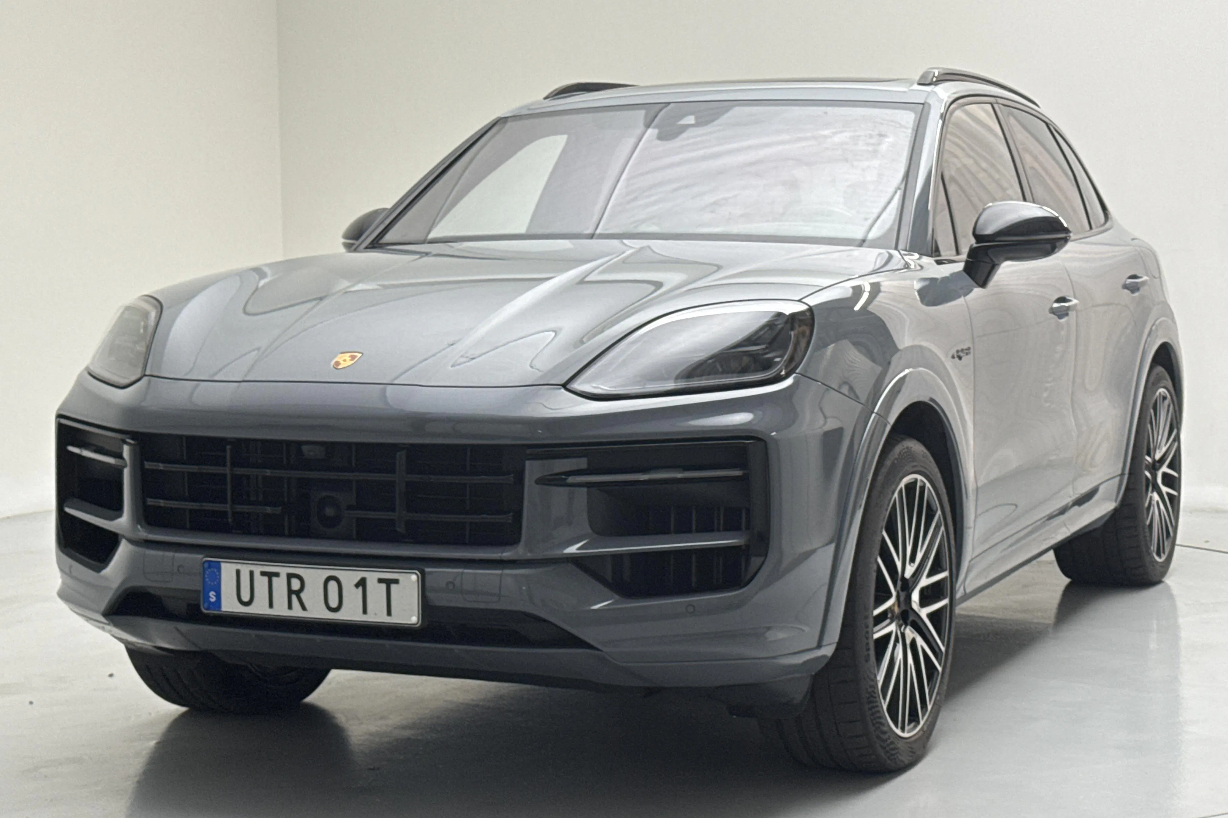 Presentationsfoto 1 av 21: Porsche Cayenne E-Hybrid (470hk) - 10 137 mil - Automat - grå - 2024