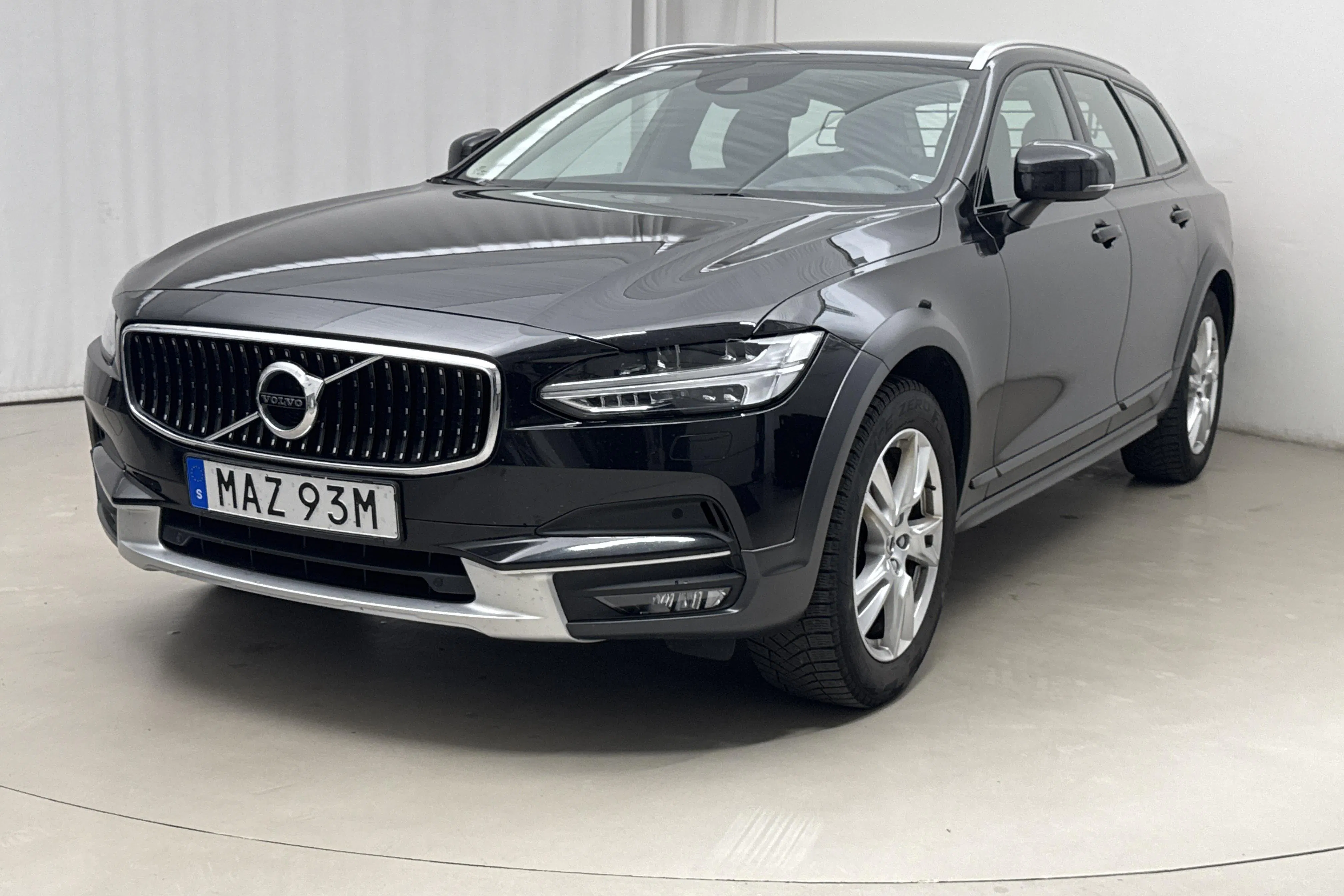 Presentation photo 1 of 14: Volvo V90 D4 Cross Country AWD (190hk) - 145 720 km - Automatic - black - 2019
