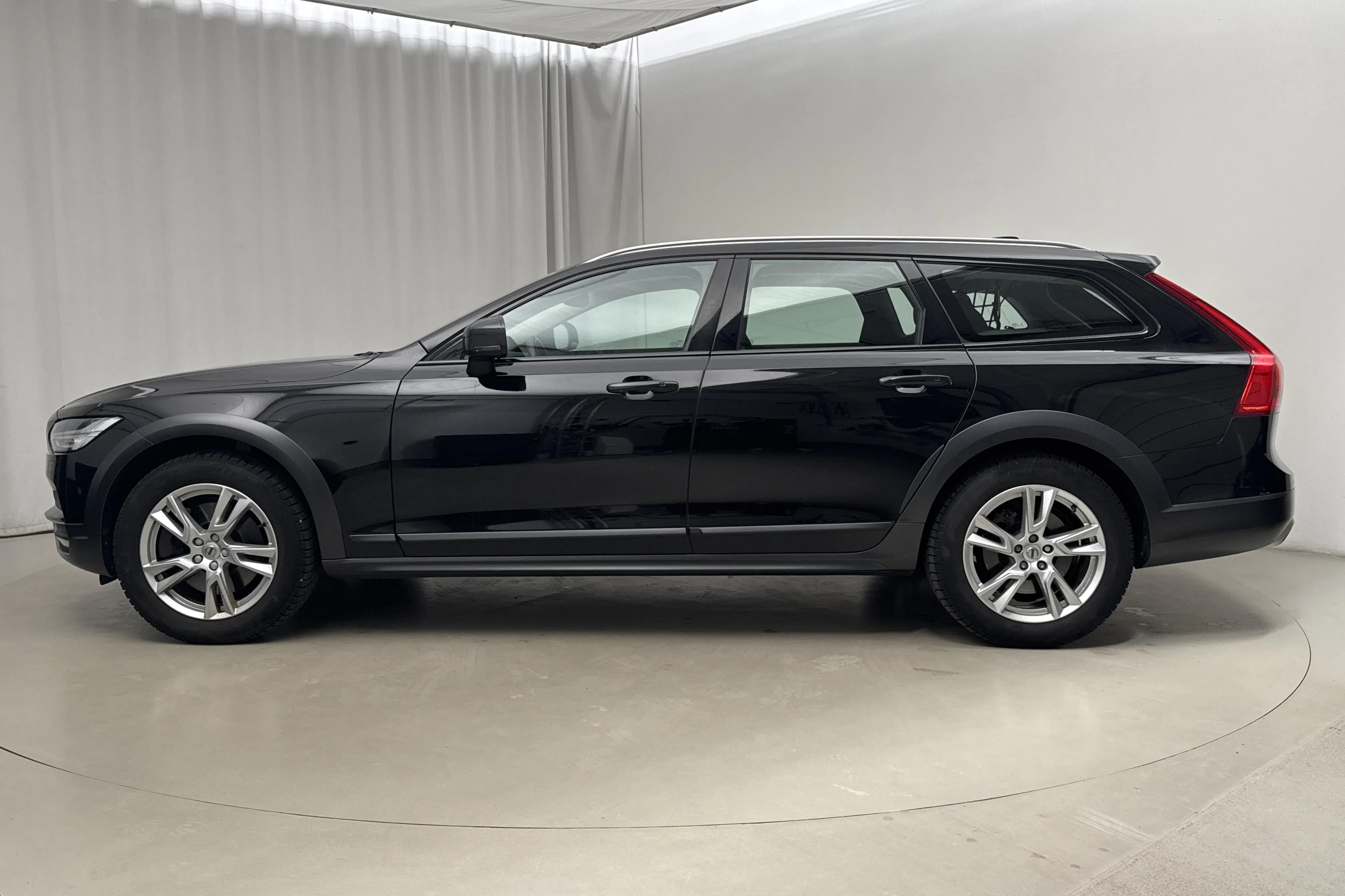 Presentation photo 2 of 14: Volvo V90 D4 Cross Country AWD (190hk) - 145 720 km - Automatic - black - 2019