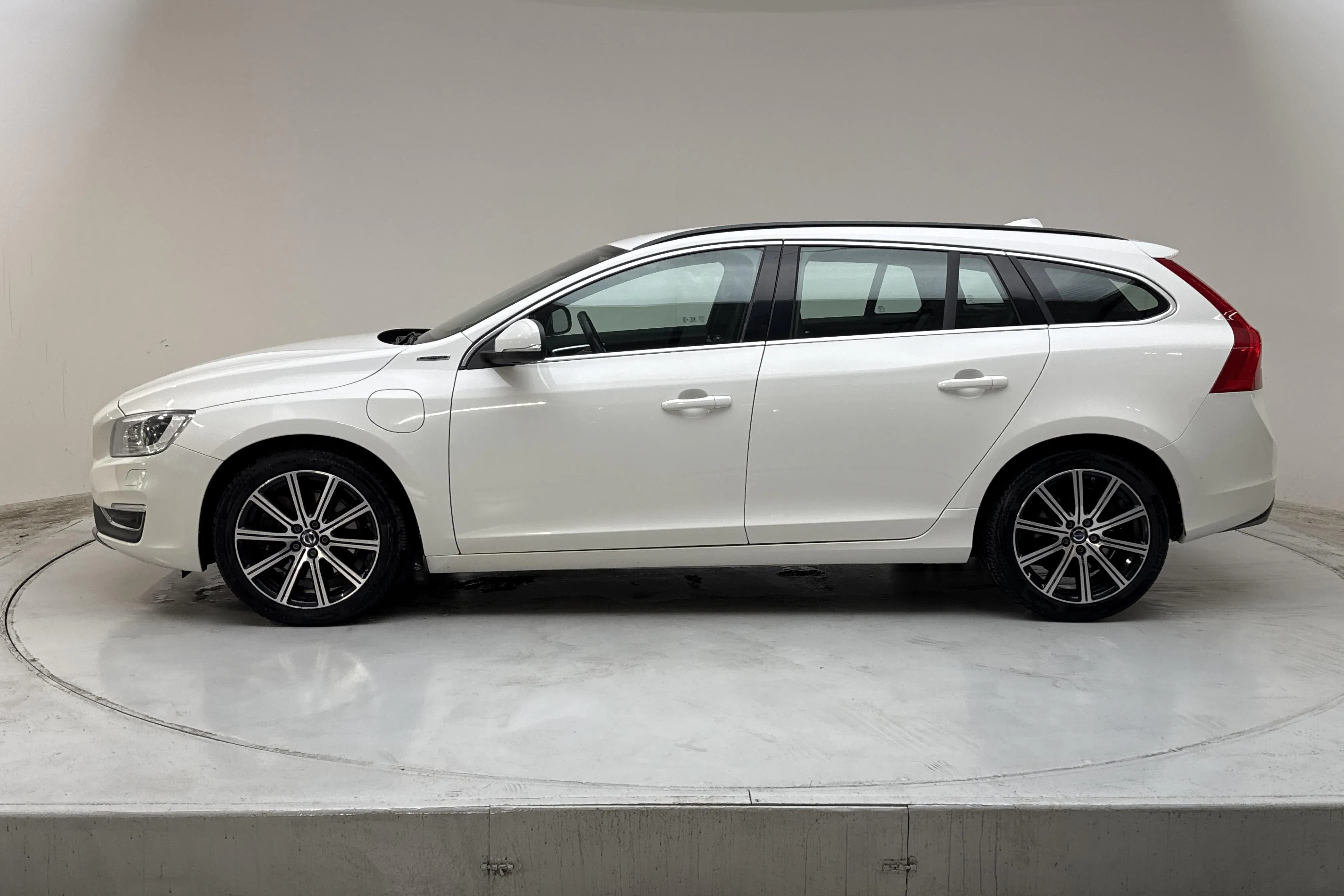 Presentationsfoto 2 av 15: Volvo V60 D5 AWD Twin Engine (163hk) - 16 699 mil - Automat - vit - 2018