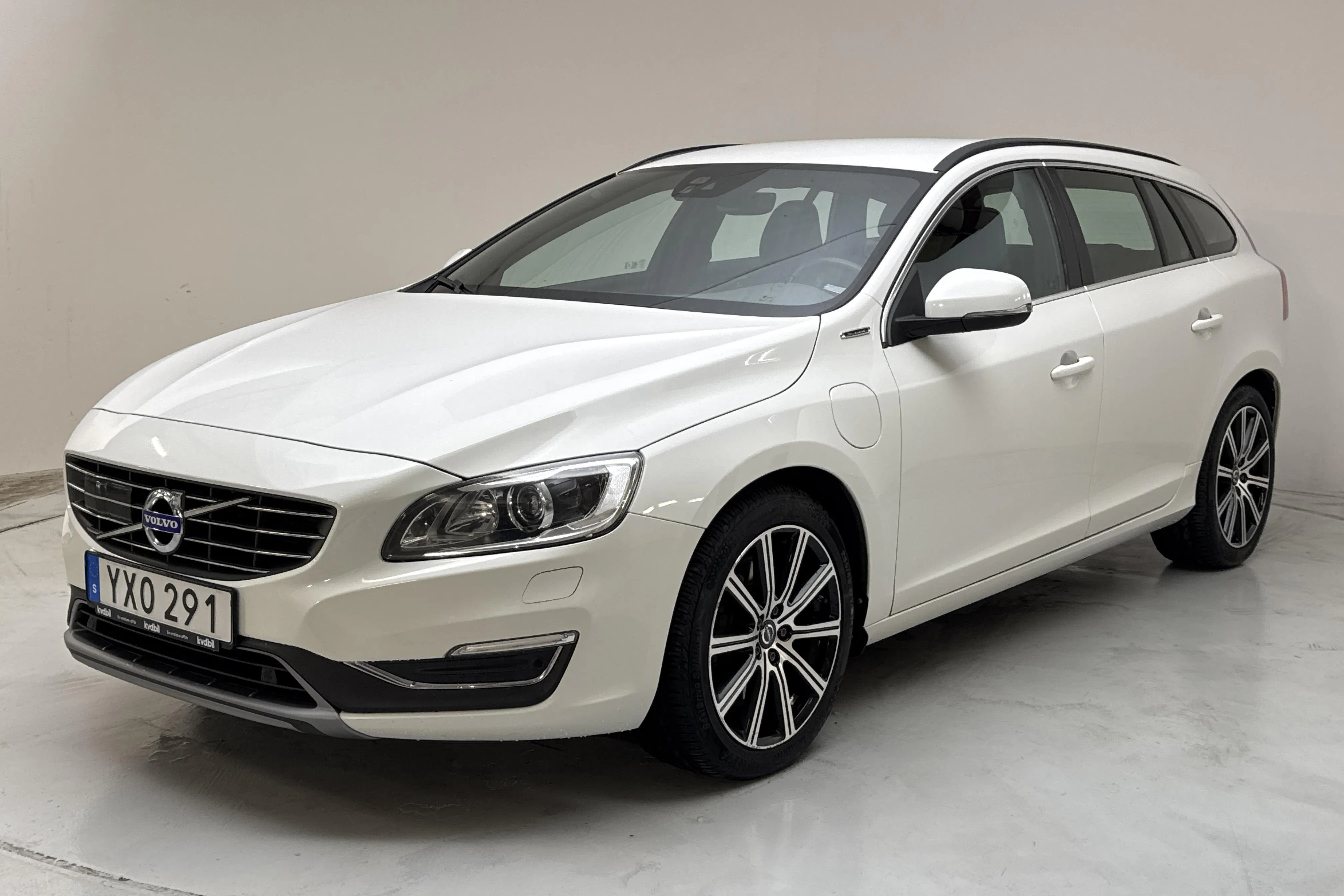 Presentationsfoto 1 av 15: Volvo V60 D5 AWD Twin Engine (163hk) - 16 699 mil - Automat - vit - 2018