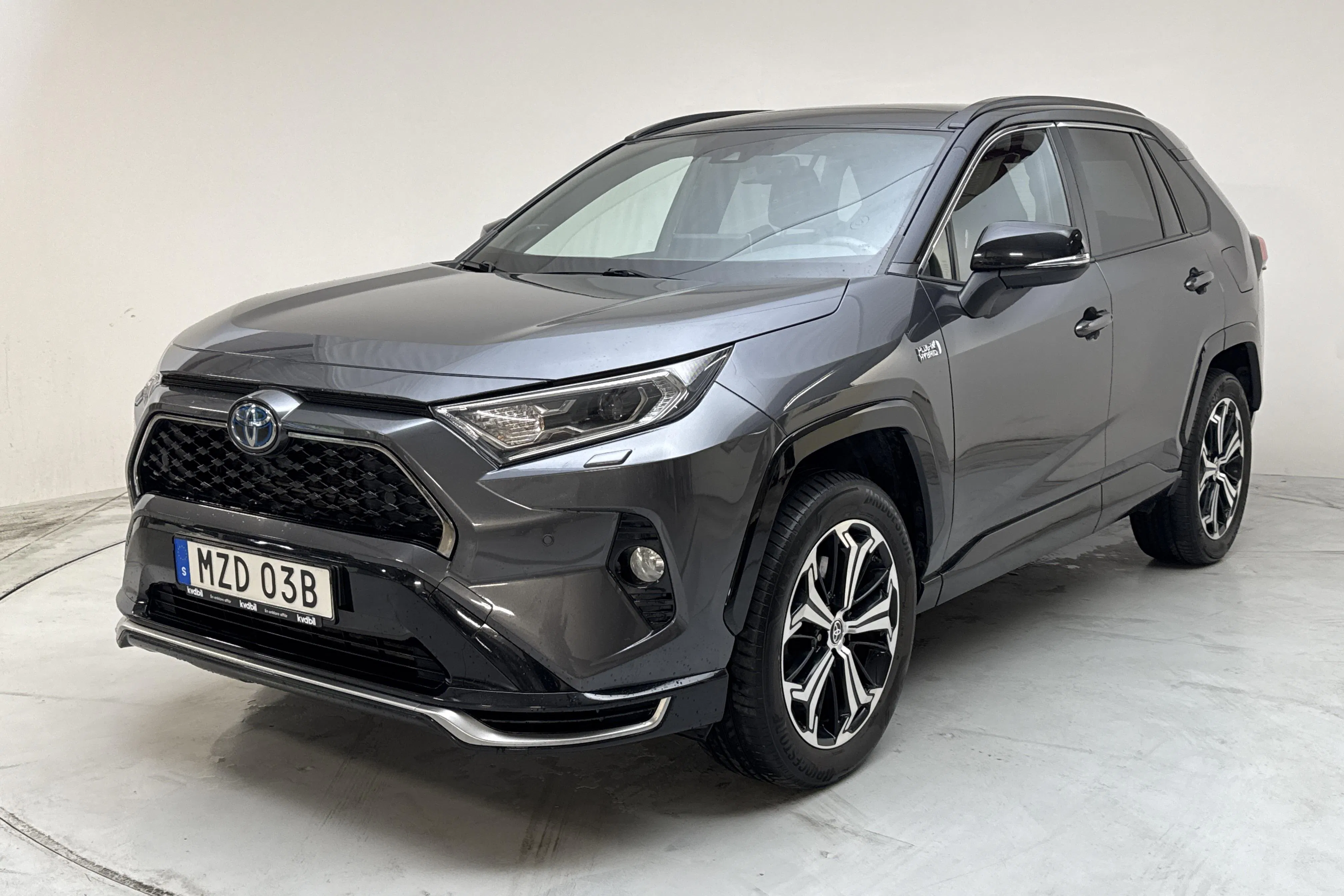 Presentationsfoto 1 av 16: Toyota RAV4 2.5 Plug-in Hybrid AWDi (306hk) - 13 217 mil - Automat - grå - 2021