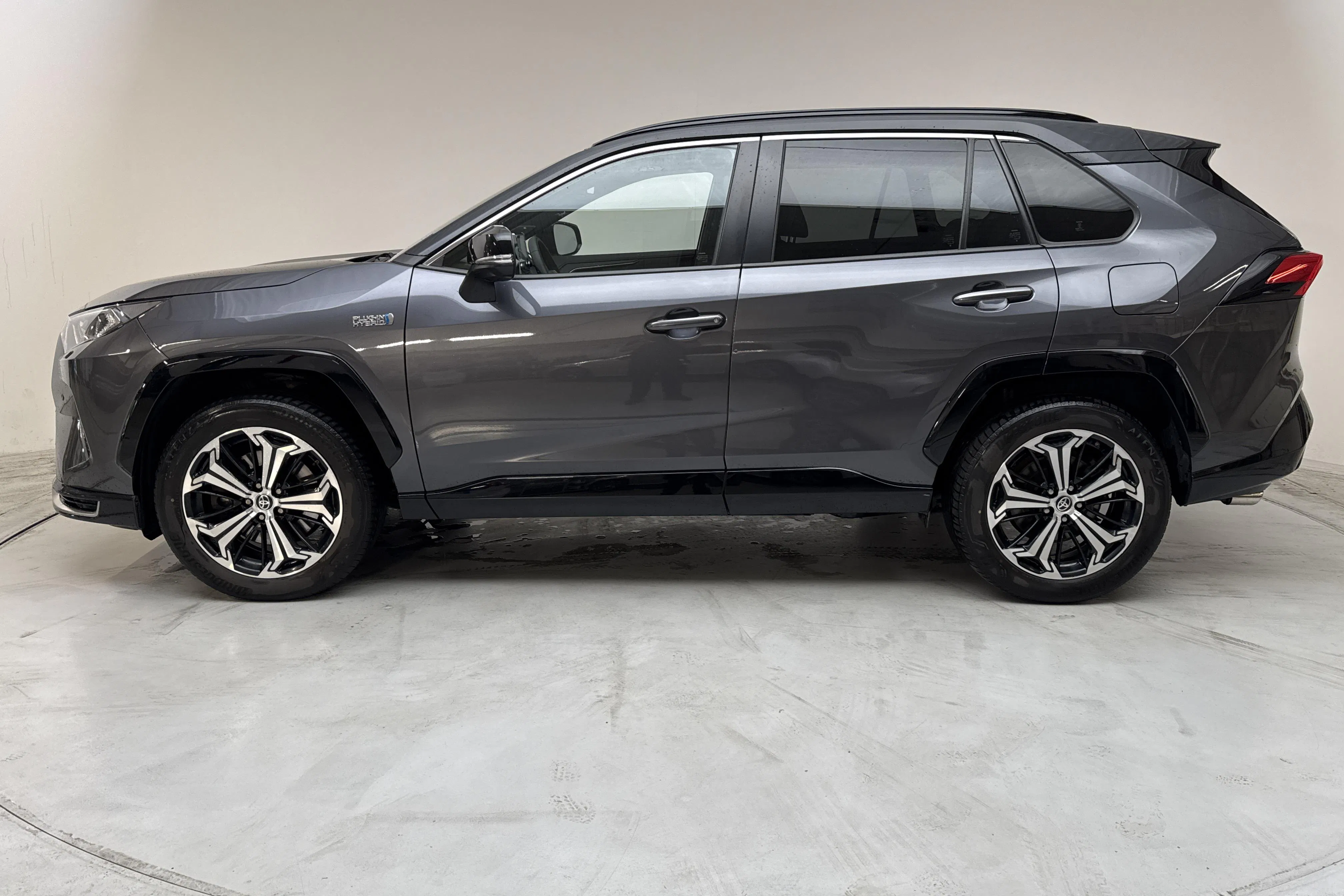 Presentationsfoto 2 av 16: Toyota RAV4 2.5 Plug-in Hybrid AWDi (306hk) - 13 217 mil - Automat - grå - 2021