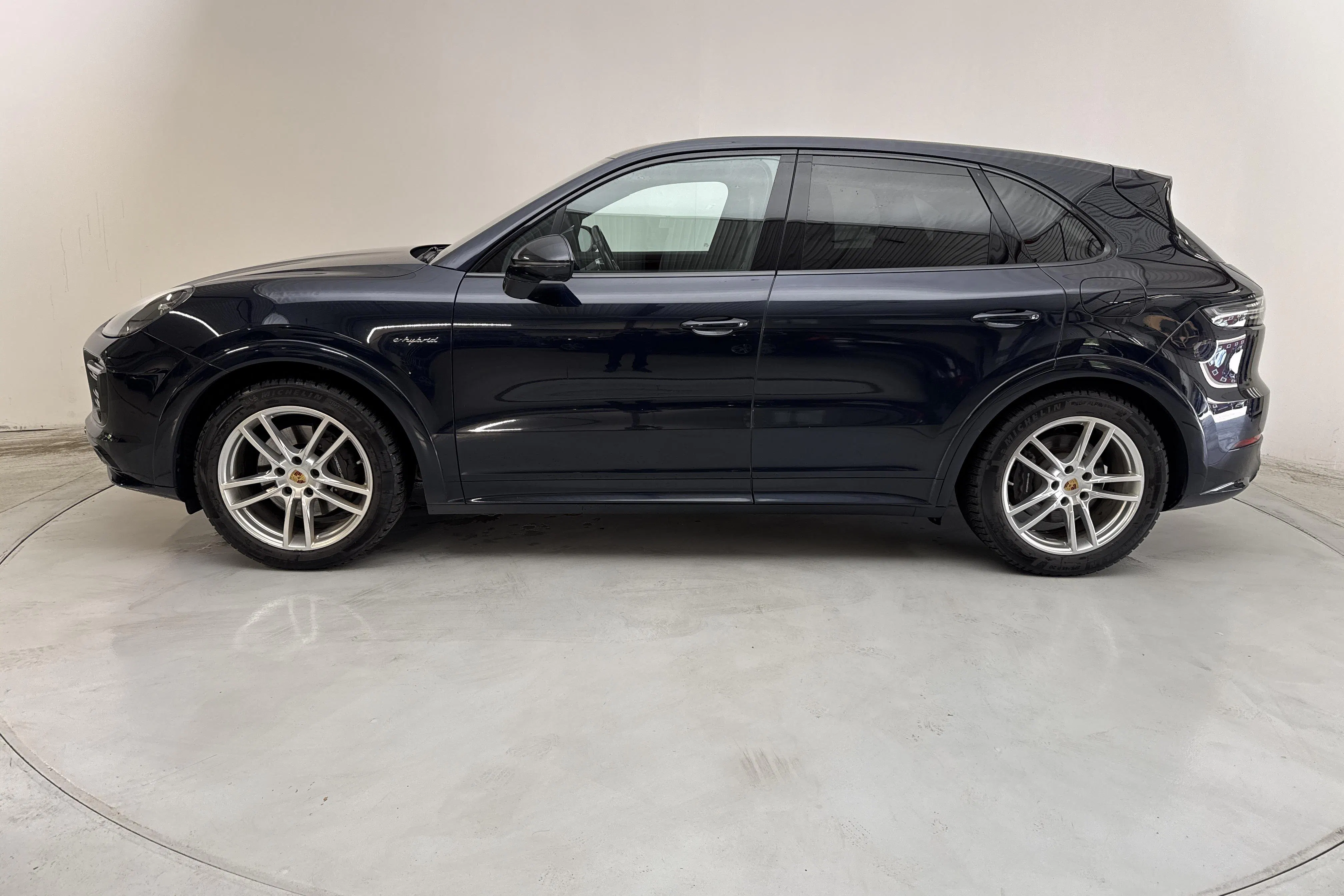 Presentationsfoto 2 av 21: Porsche Cayenne E-hybrid (462hk) - 14 362 mil - Automat - Mörkblå - 2020