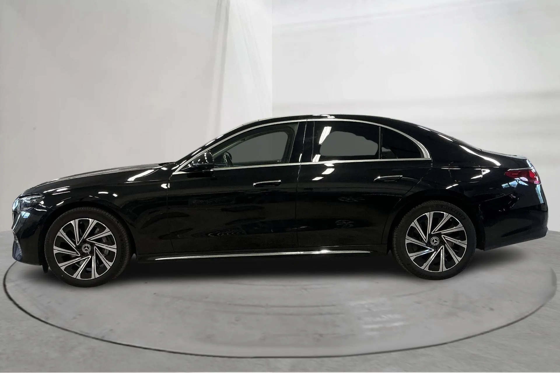 Presentation photo 2 of 19: Mercedes E 300 e Sedan 4Matic W214 (313hk) - 42 230 km - Automatic - black - 2024