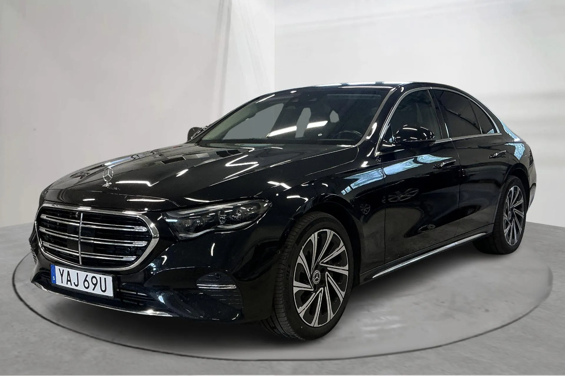 Presentation photo 1 of 19: Mercedes E 300 e Sedan 4Matic W214 (313hk) - 42 230 km - Automatic - black - 2024