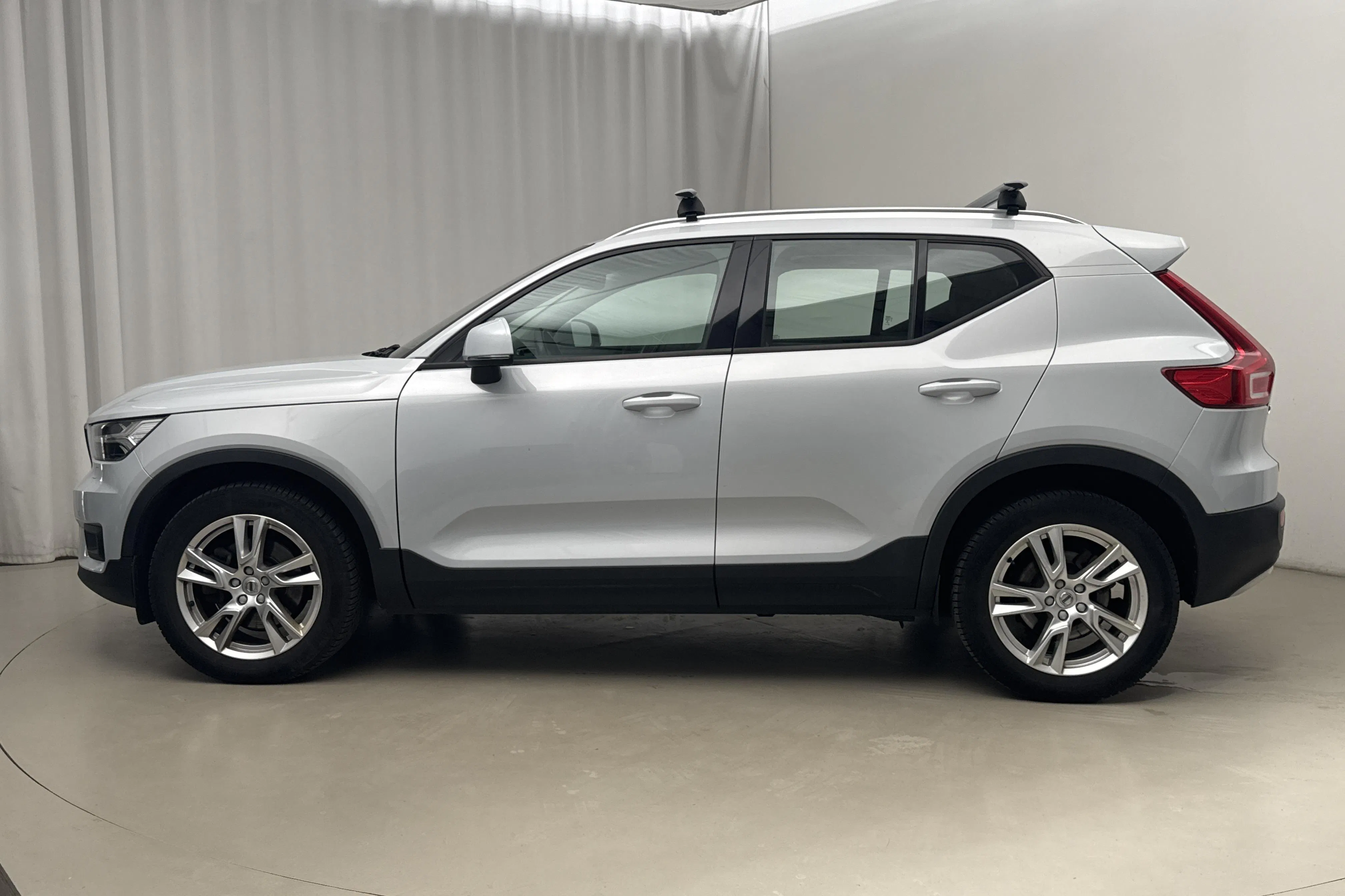 Presentationsfoto 2 av 18: Volvo XC40 D3 AWD (150hk) - 16 244 mil - Automat - silver - 2020