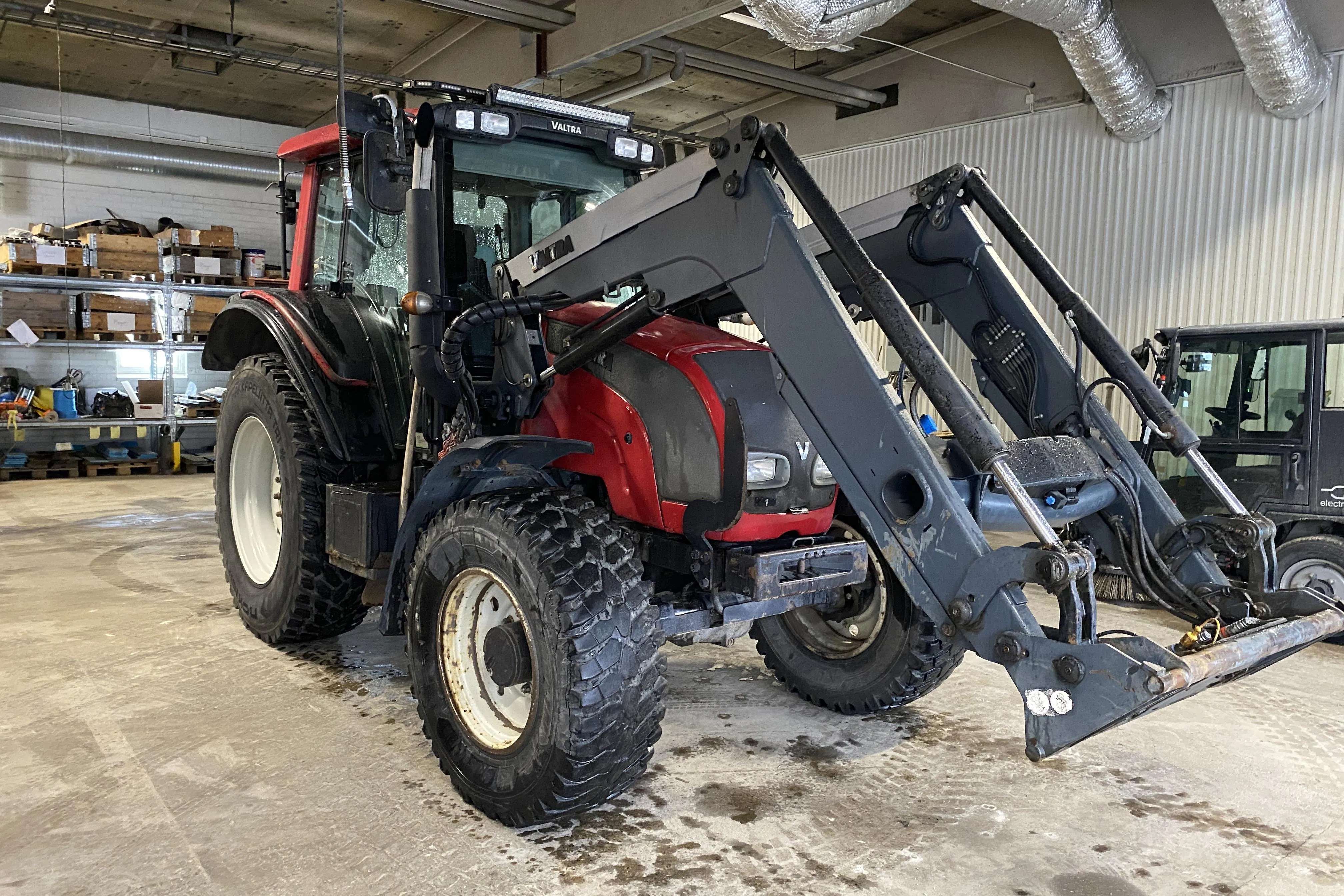 Presentationsfoto 2 av 49: VALTRA N101 Hightech - 0 km - röd - 2011