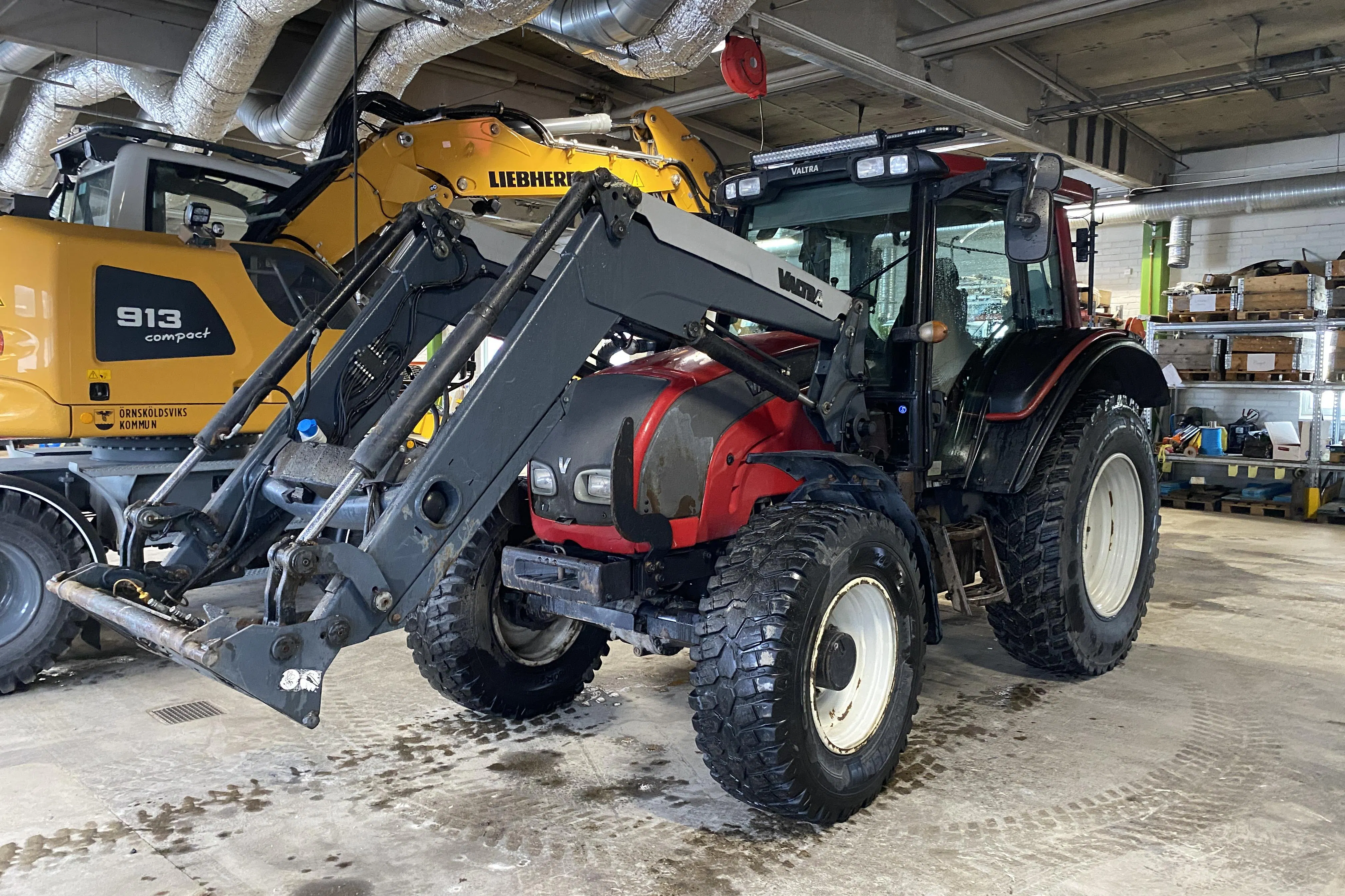 Presentationsfoto 1 av 49: VALTRA N101 Hightech - 0 km - röd - 2011