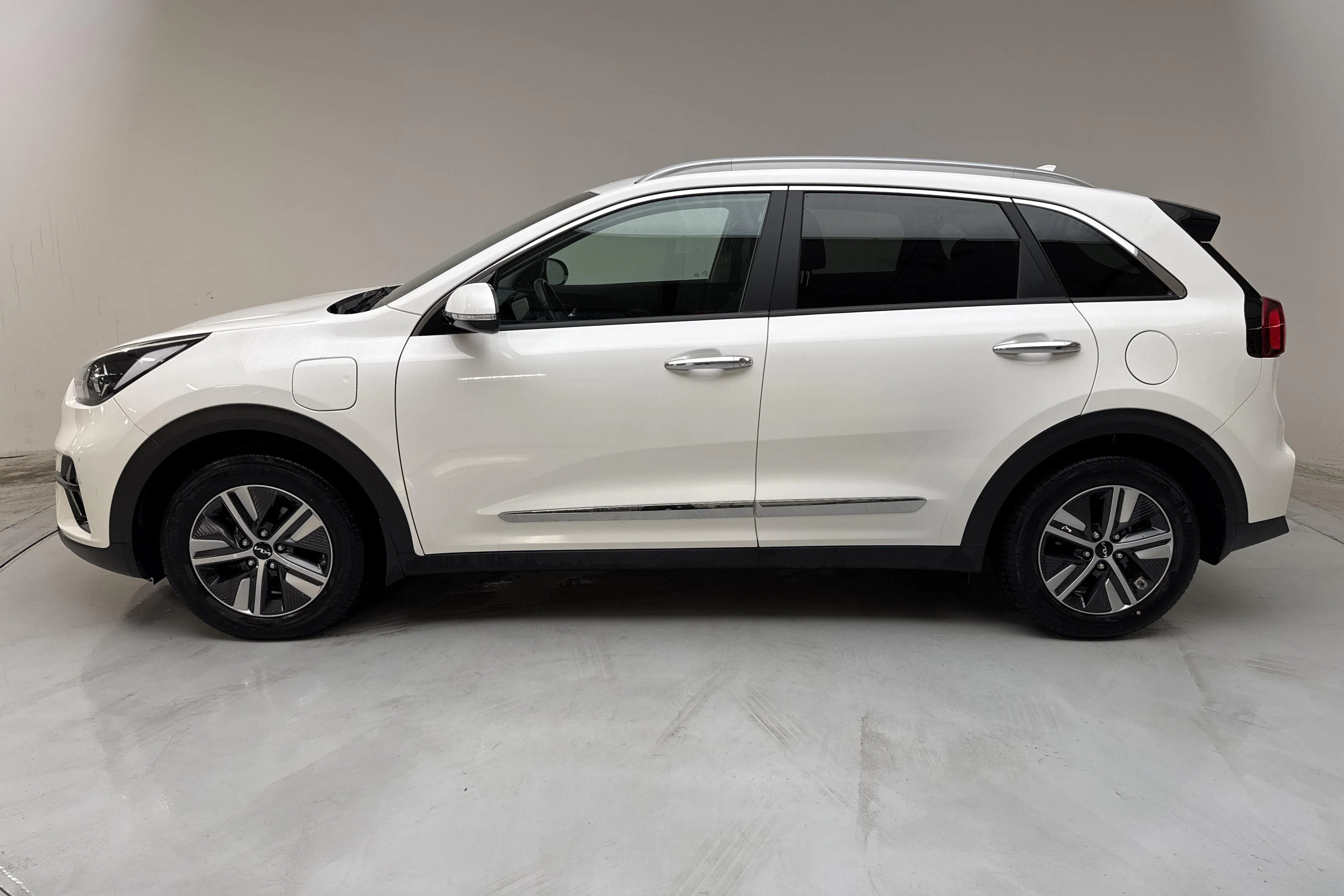 Presentationsfoto 2 av 13: KIA Niro Plug-in Hybrid 1.6 (141hk) - 3 228 mil - Automat - vit - 2022