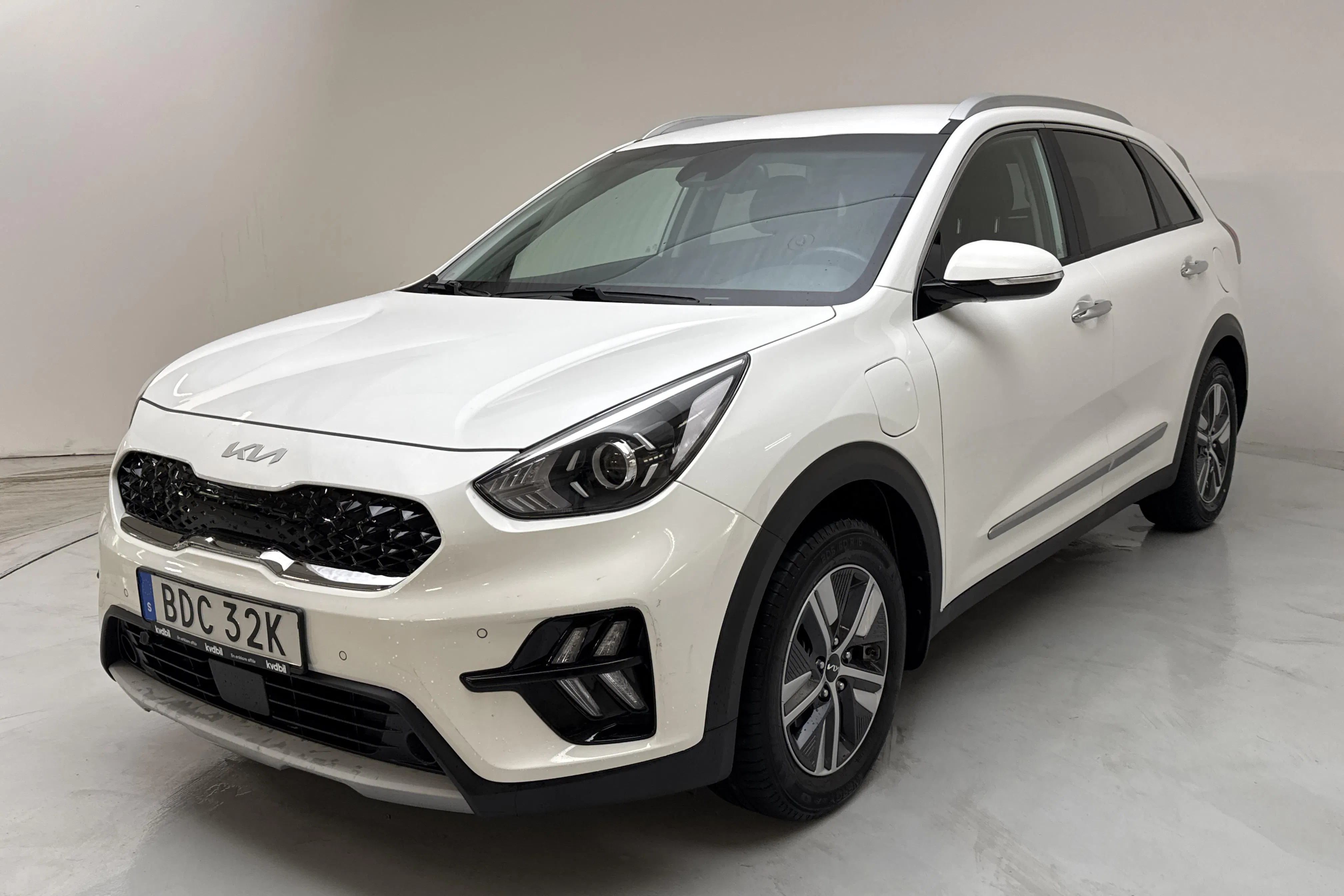 Presentationsfoto 1 av 13: KIA Niro Plug-in Hybrid 1.6 (141hk) - 3 228 mil - Automat - vit - 2022