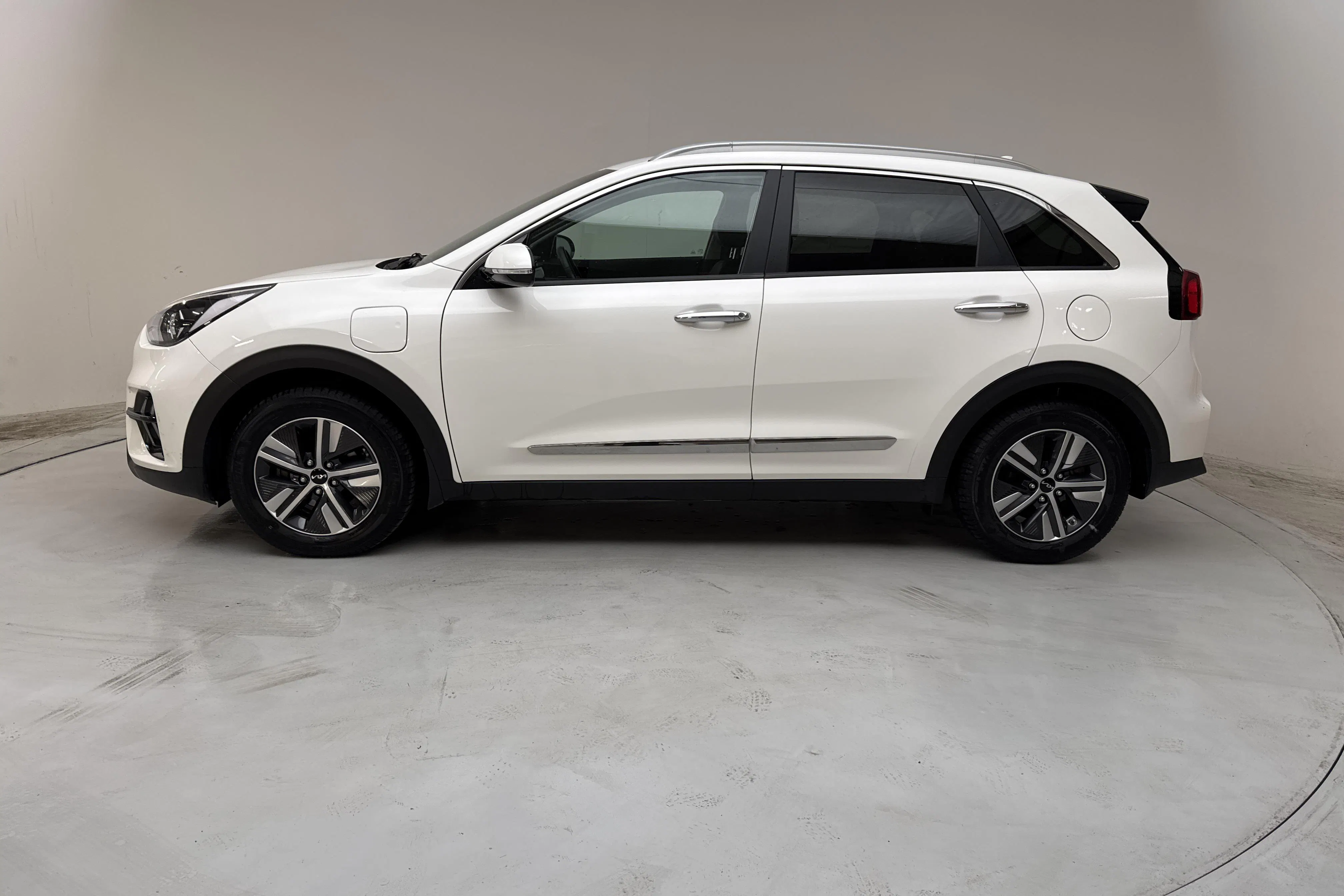 Presentationsfoto 2 av 15: KIA Niro Plug-in Hybrid 1.6 (141hk) - 3 399 mil - Automat - vit - 2022