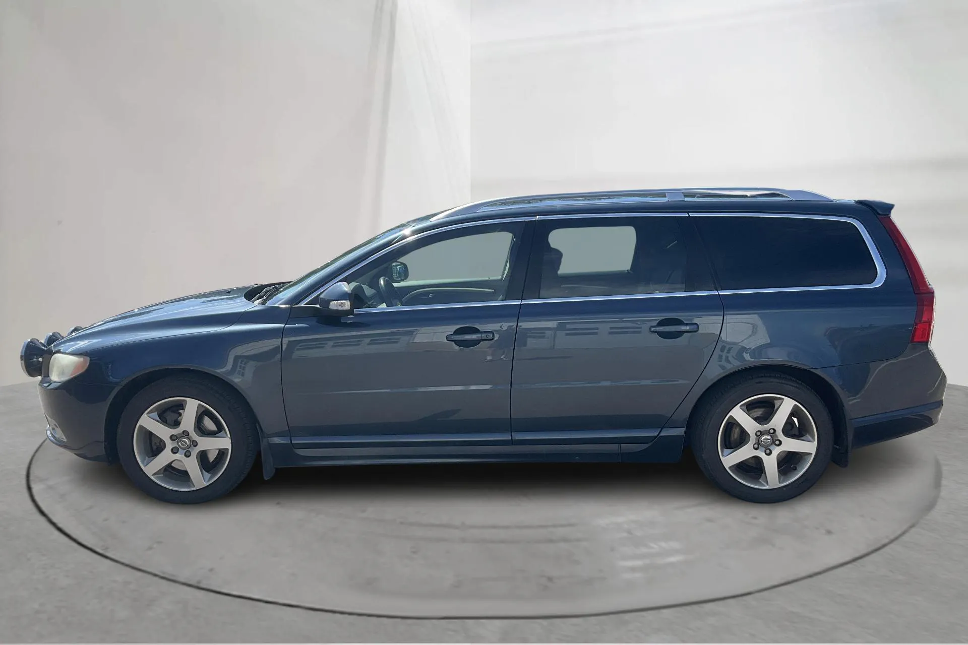 Presentationsfoto 2 av 16: Volvo V70 II 2.5T (200hk) - 23 635 mil - Manuell - blå - 2008
