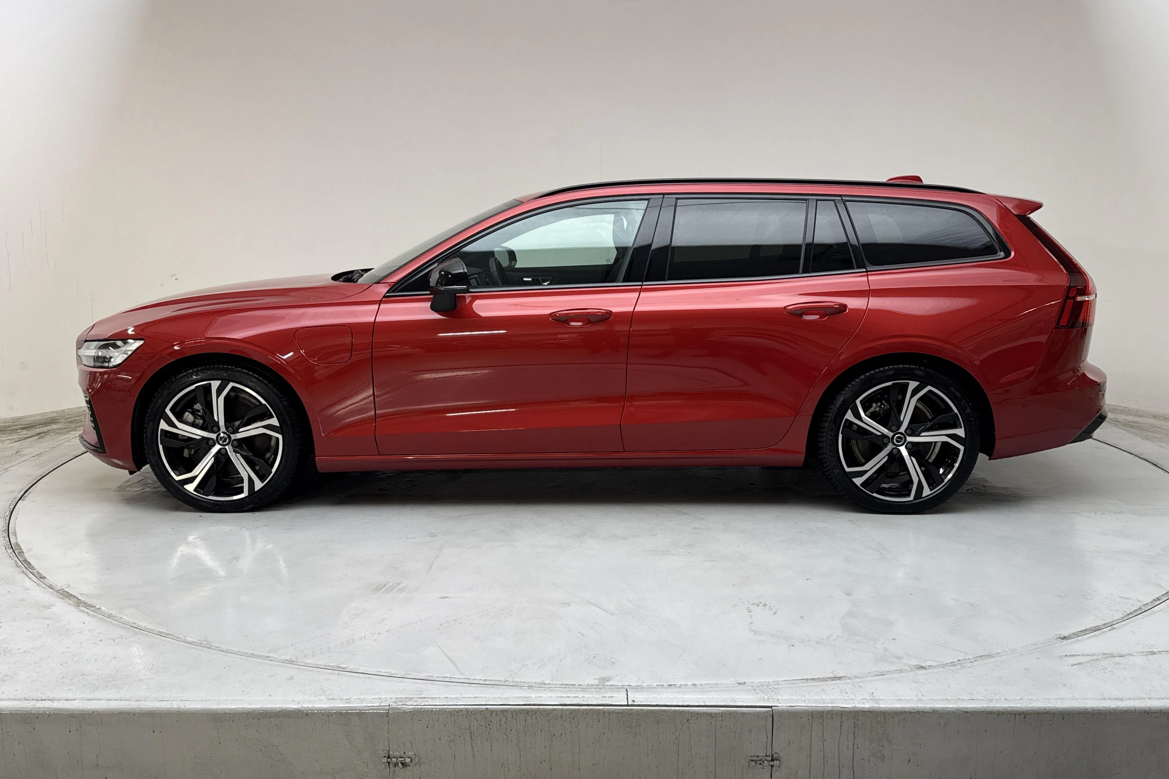 Presentation photo 2 of 19: Volvo V60 T6 AWD Recharge (350hk) - 24 330 km - Automatic - red - 2025