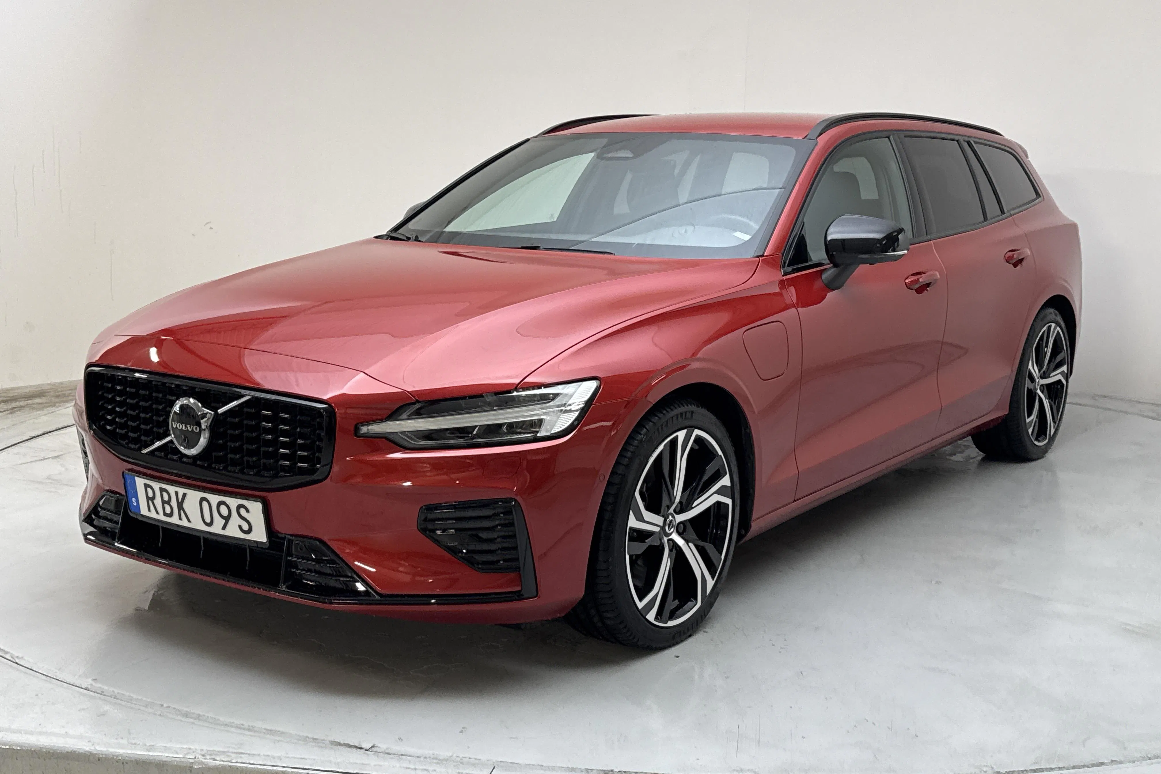 Presentation photo 1 of 19: Volvo V60 T6 AWD Recharge (350hk) - 24 330 km - Automatic - red - 2025