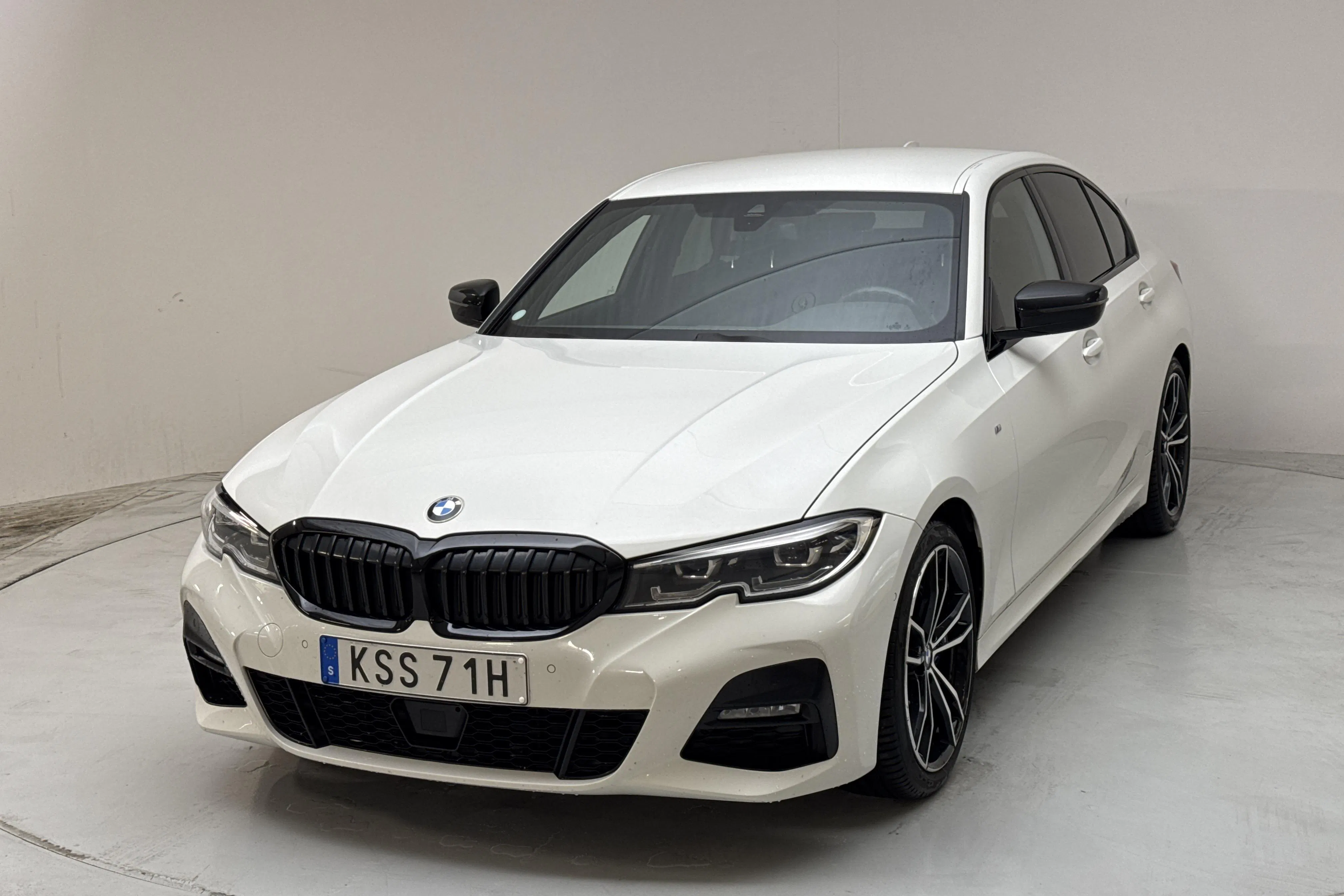 Presentationsfoto 1 av 12: BMW 330d Sedan, G20 (265hk) - 13 613 mil - Automat - vit - 2020