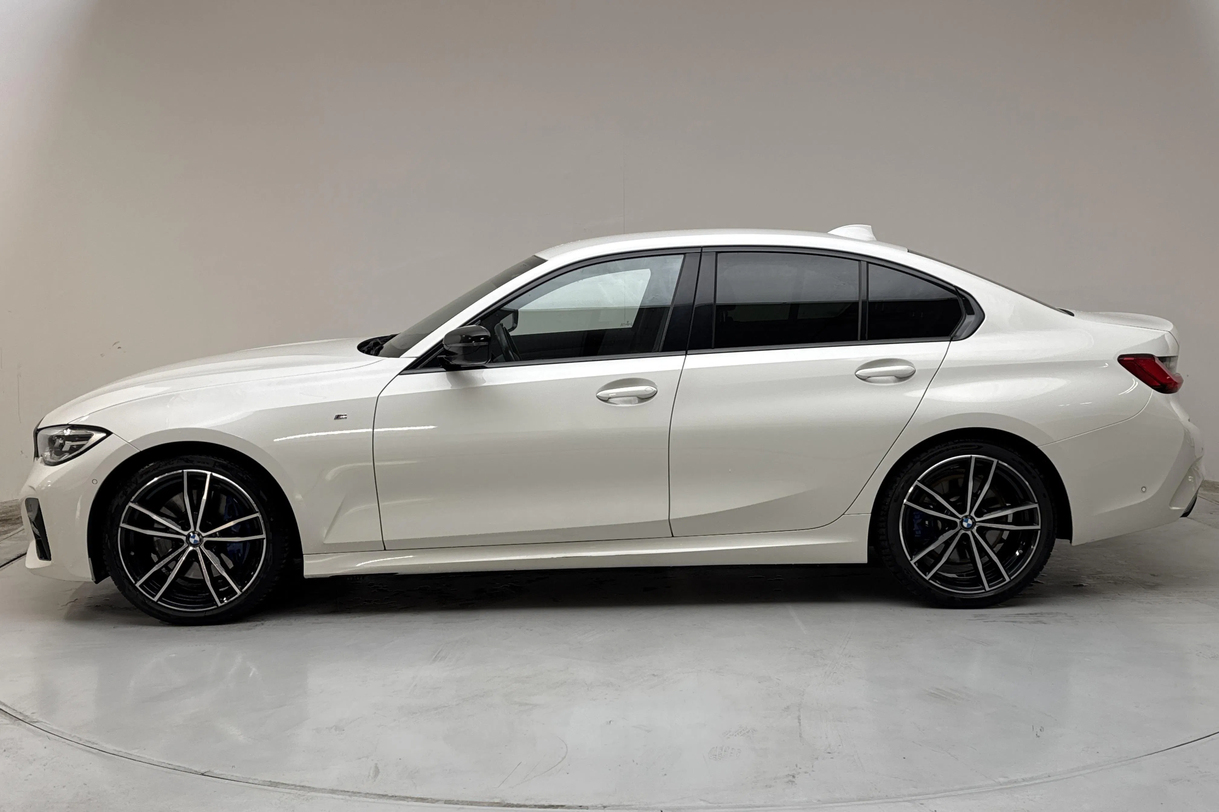 Presentationsfoto 2 av 12: BMW 330d Sedan, G20 (265hk) - 13 613 mil - Automat - vit - 2020