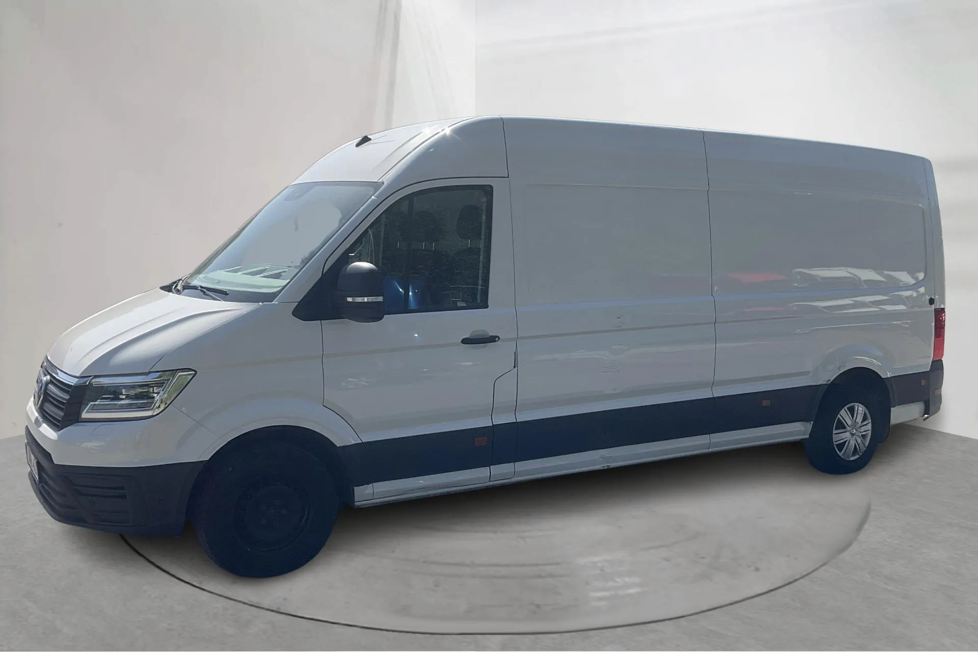 Presentationsfoto 1 av 14: VW Crafter 35 2.0 TDI Skåp (177hk) - 22 839 mil - Automat - vit - 2022