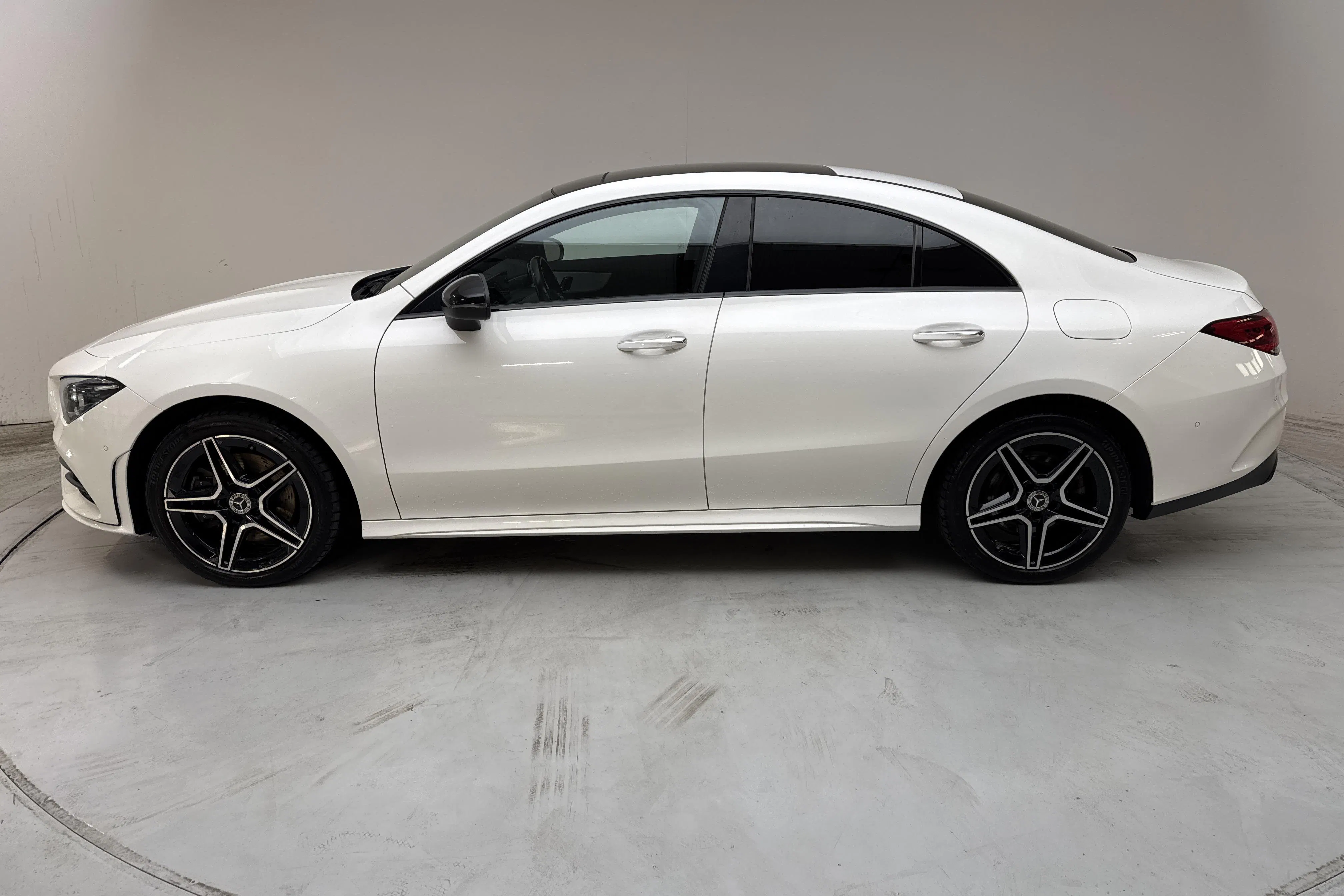 Presentation photo 2 of 16: Mercedes CLA 250 e Coupé C118 (218hk) - 116 770 km - Automatic - white - 2023