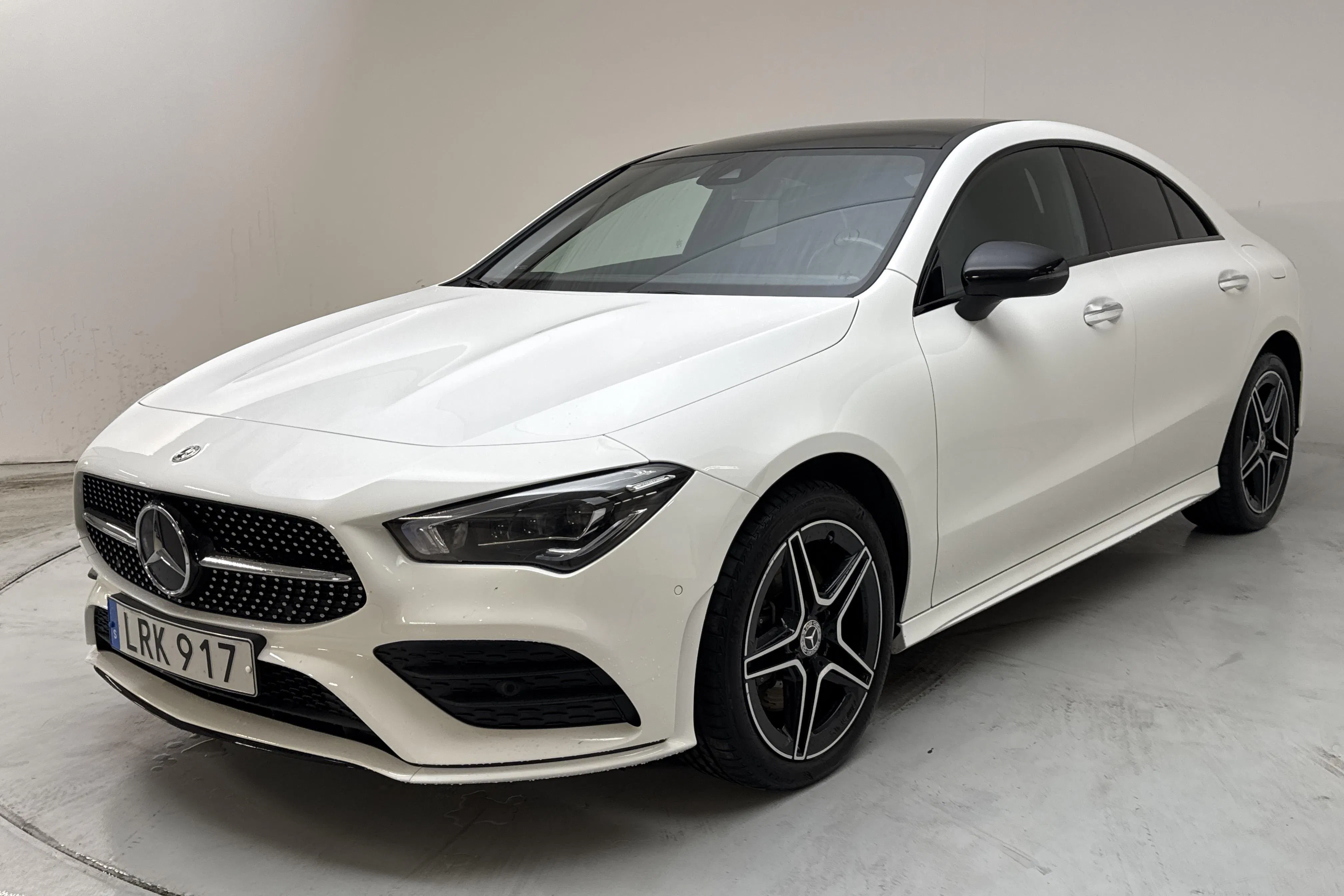 Presentation photo 1 of 16: Mercedes CLA 250 e Coupé C118 (218hk) - 116 770 km - Automatic - white - 2023