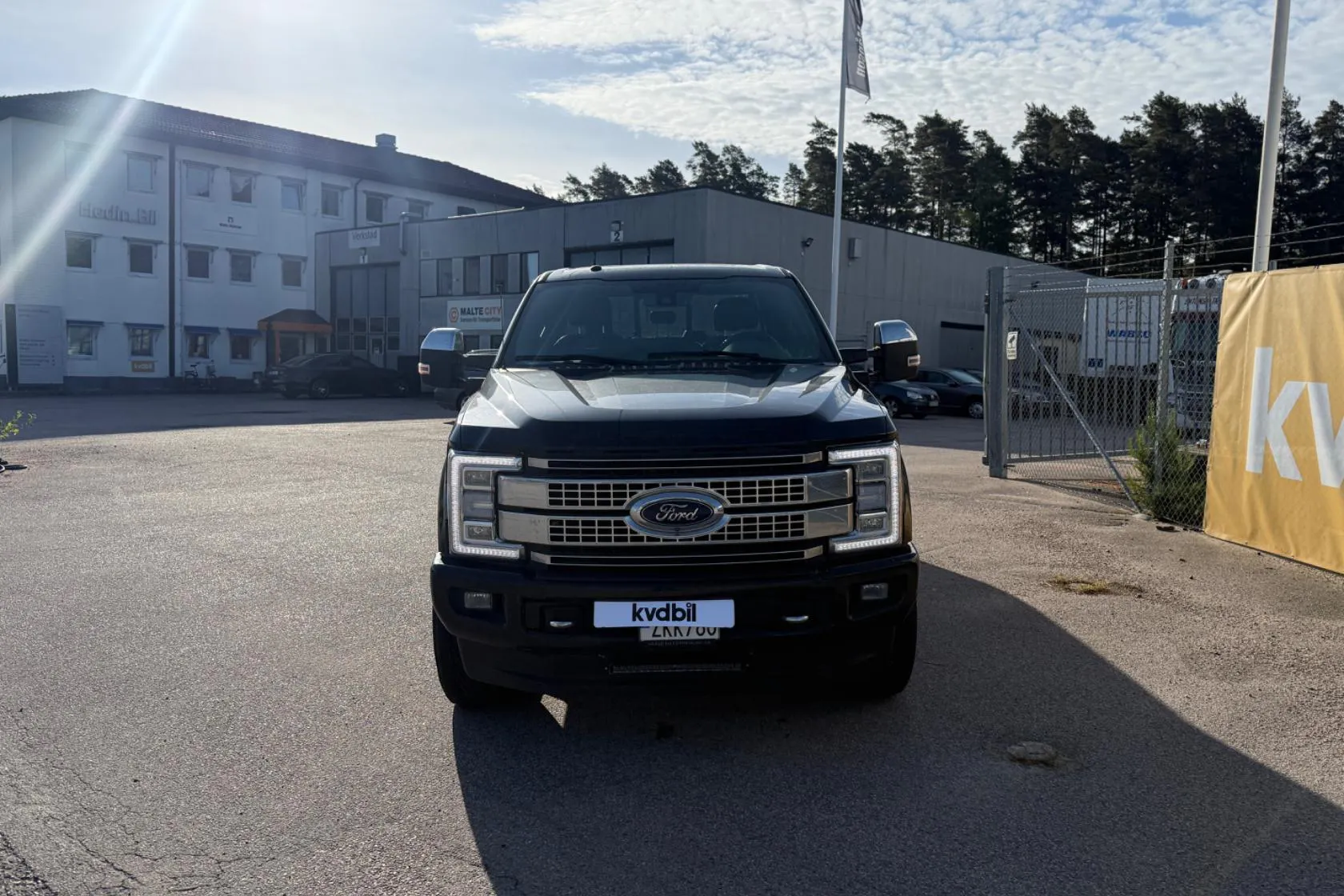 Presentationsfoto 2 av 73: FORD F350 SUPER DUTY Platinum - 164 920 km - Automat - svart - 2018