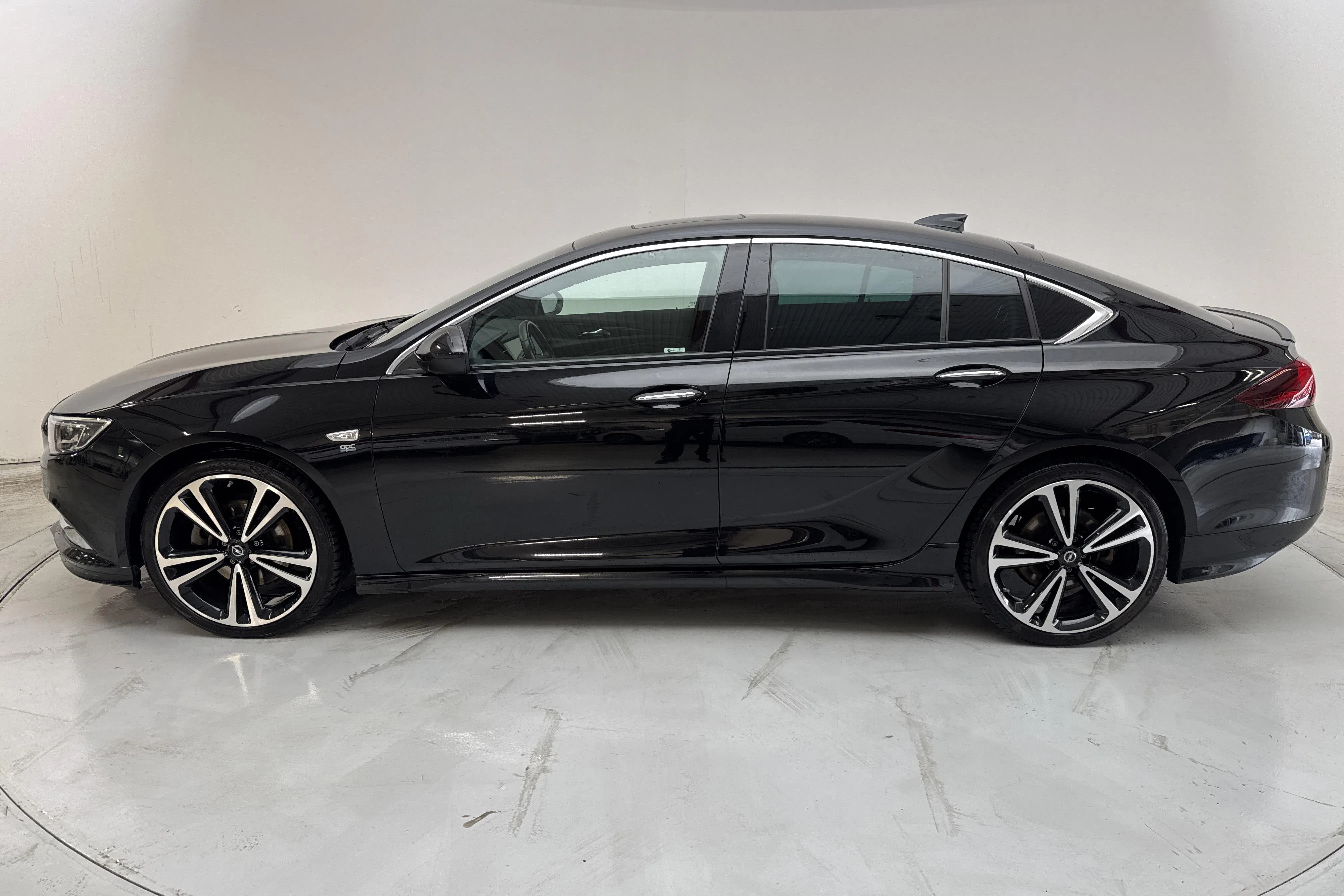 Presentation photo 2 of 18: Opel Insignia 2.0 CDTI Grand Sport 4x4 (210hk) - 67 990 km - Automatic - black - 2018