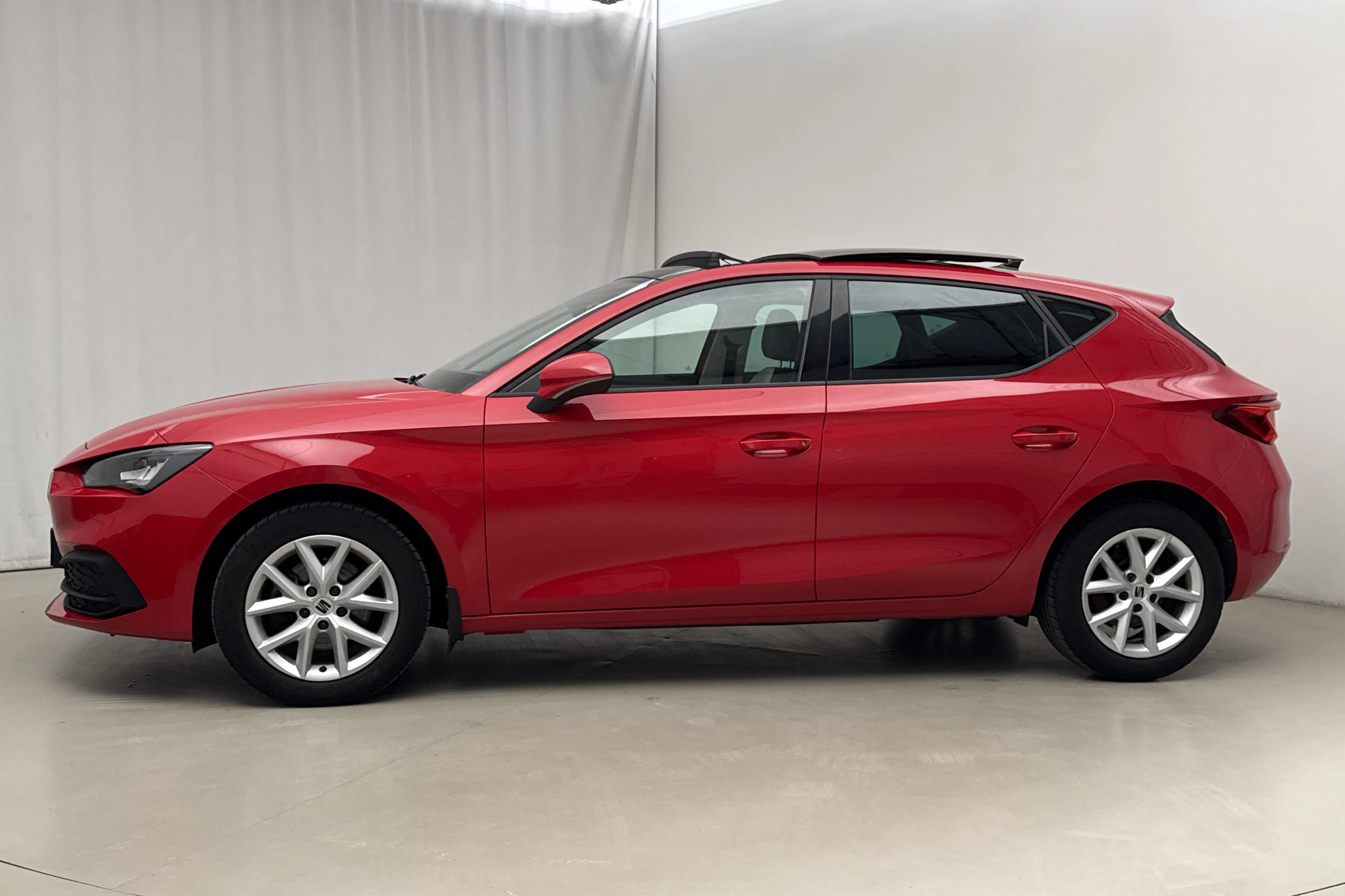 Presentationsfoto 2 av 21: Seat Leon 1.0 TSI 5dr (110hk) - 6 752 mil - Manuell - röd - 2020