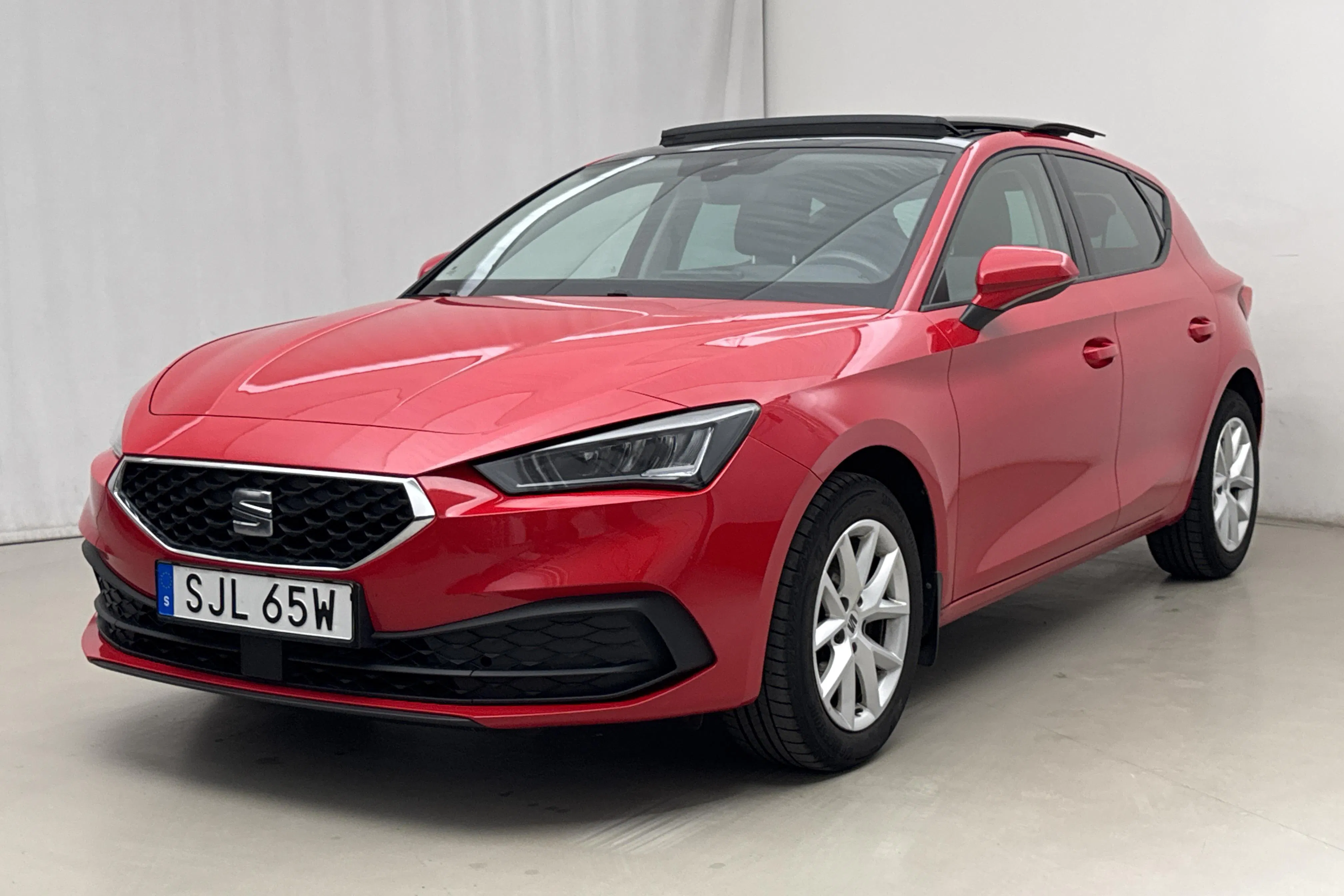Presentationsfoto 1 av 21: Seat Leon 1.0 TSI 5dr (110hk) - 6 752 mil - Manuell - röd - 2020