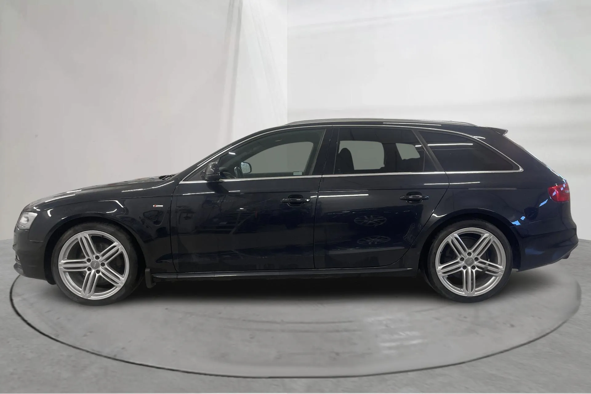 Presentationsfoto 2 av 16: Audi A4 2.0 TDI Avant quattro (177hk) - 13 452 mil - Automat - blå - 2014