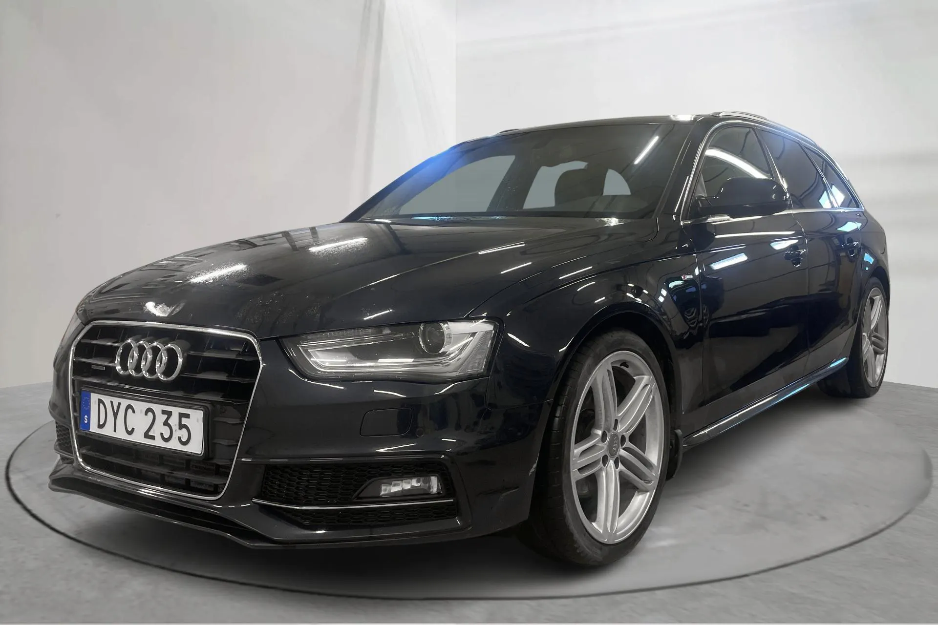 Presentationsfoto 1 av 16: Audi A4 2.0 TDI Avant quattro (177hk) - 13 452 mil - Automat - blå - 2014