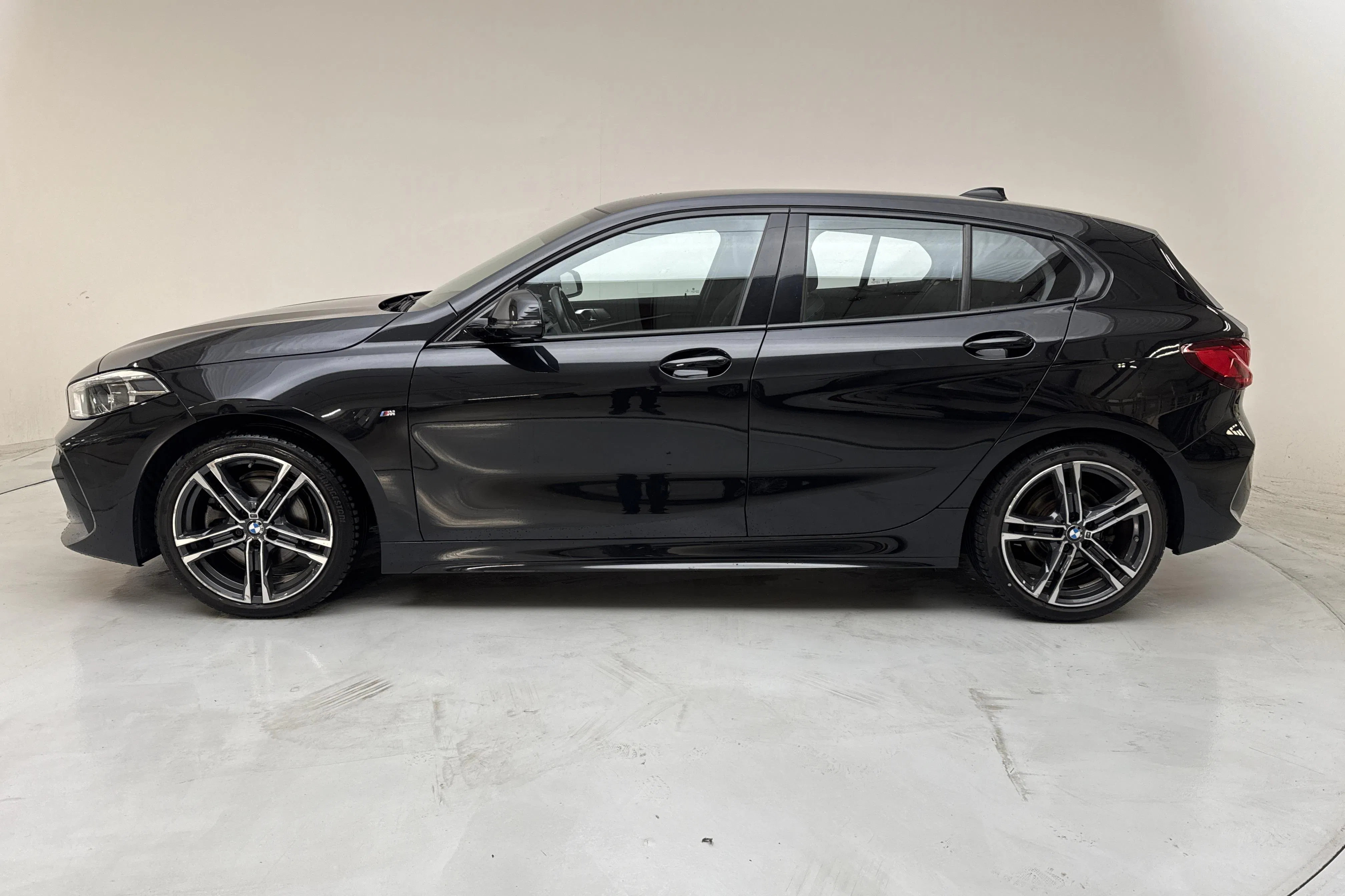 Presentation photo 2 of 14: BMW 118i 5dr, F40 (136hk) - 30 730 km - Automatic - black - 2022