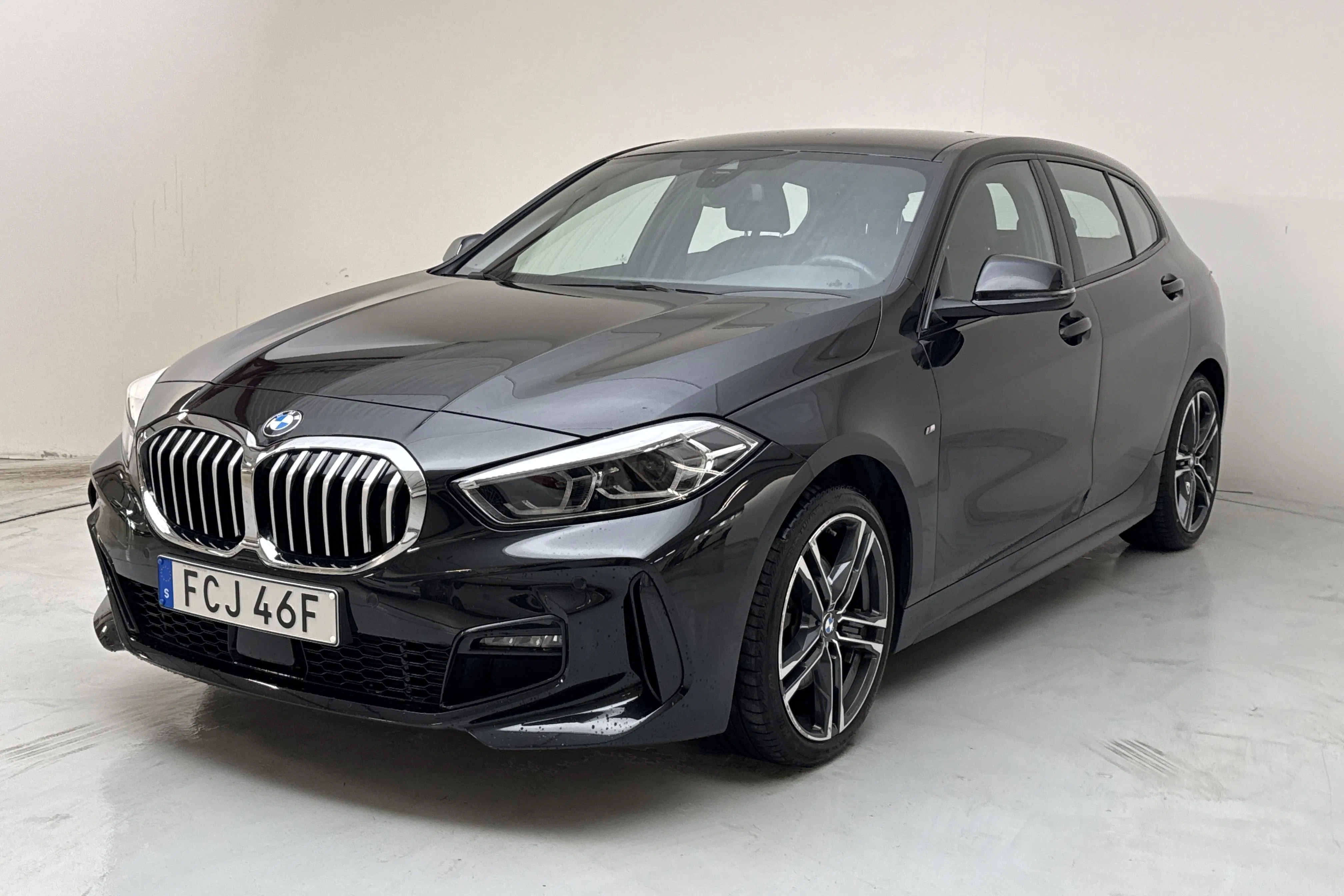 Presentation photo 1 of 14: BMW 118i 5dr, F40 (136hk) - 30 730 km - Automatic - black - 2022