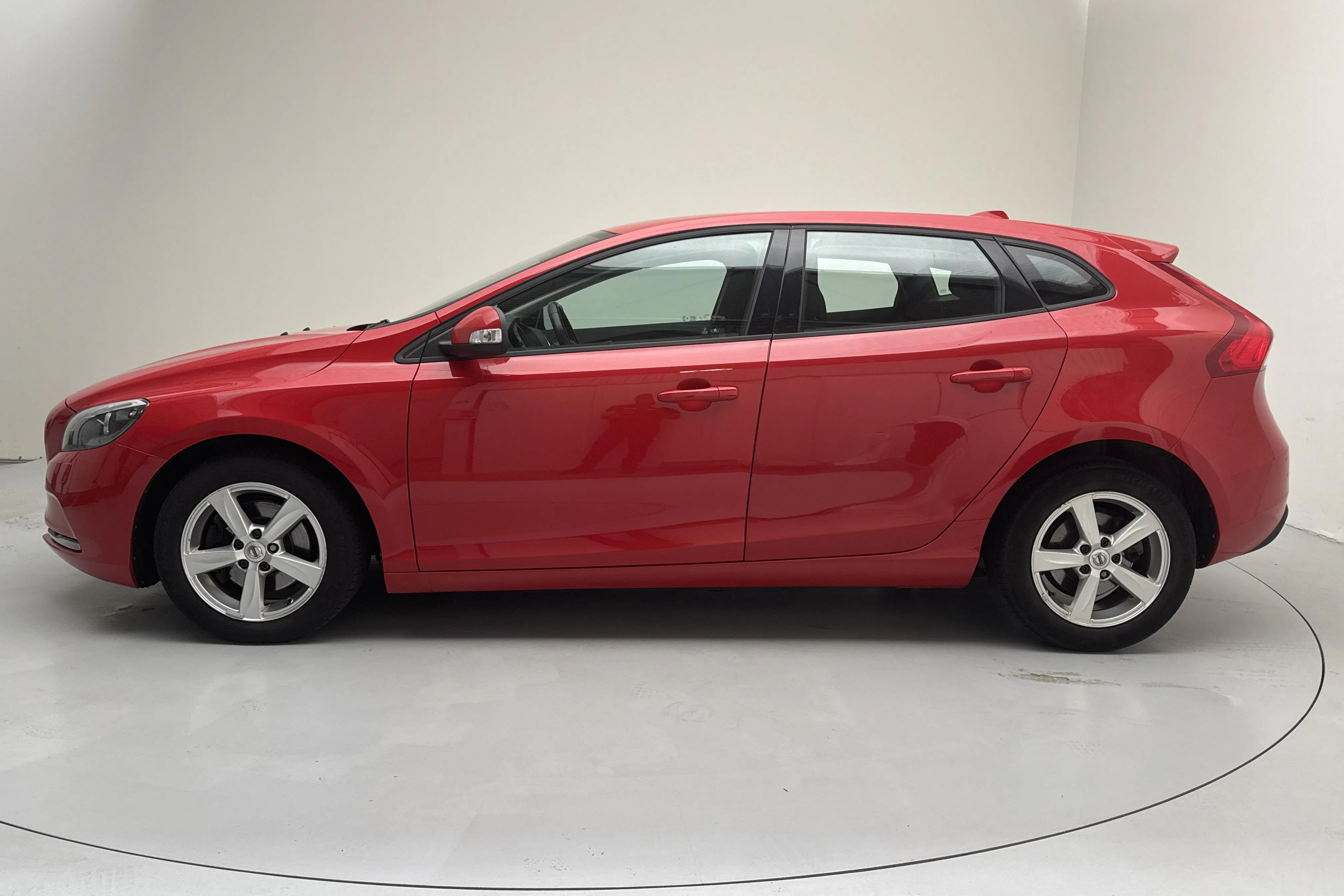 Presentation photo 2 of 12: Volvo V40 T2 (122hk) - 14 056 Scandinavian mile - Manual - red - 2017