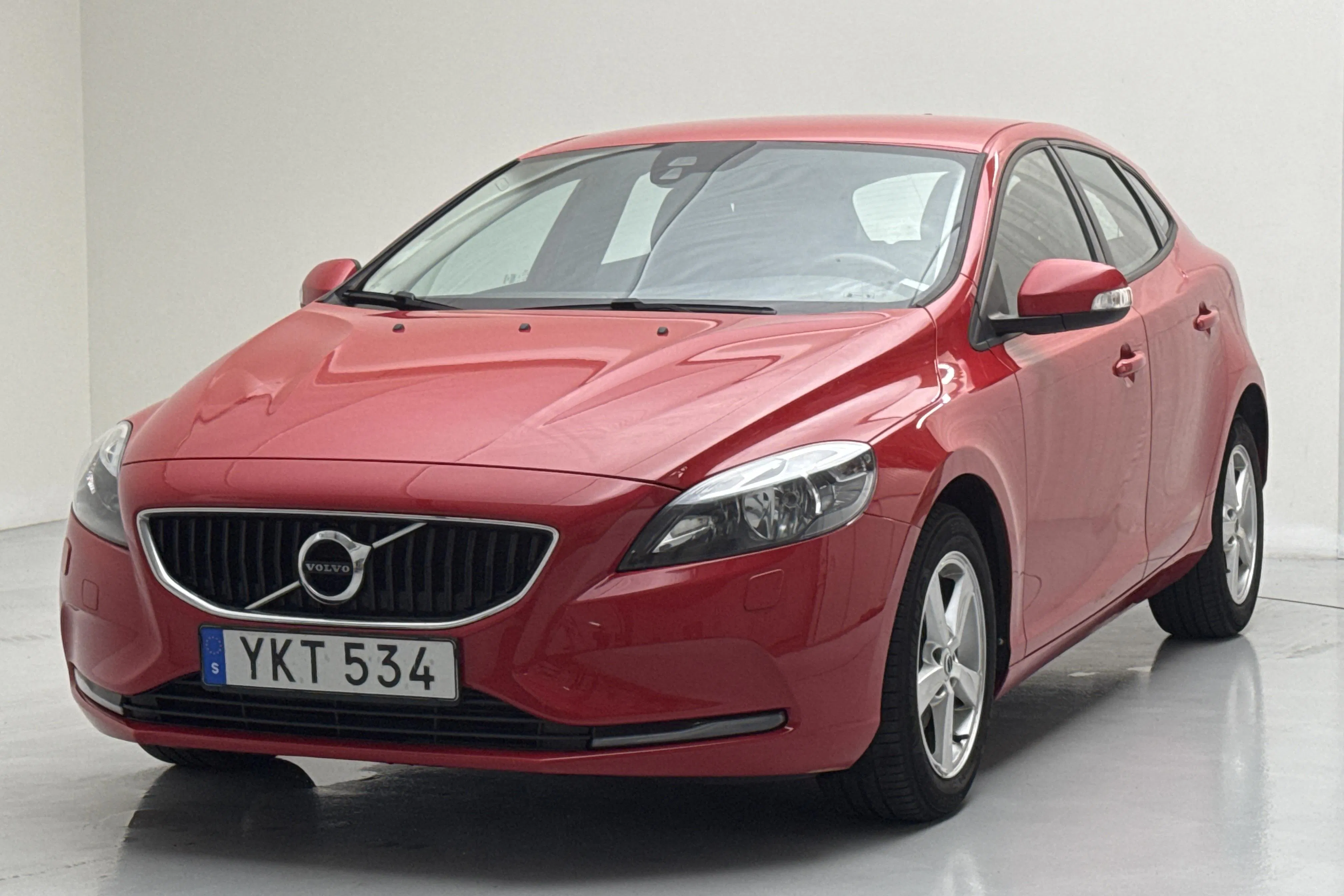 Presentation photo 1 of 12: Volvo V40 T2 (122hk) - 14 056 Scandinavian mile - Manual - red - 2017