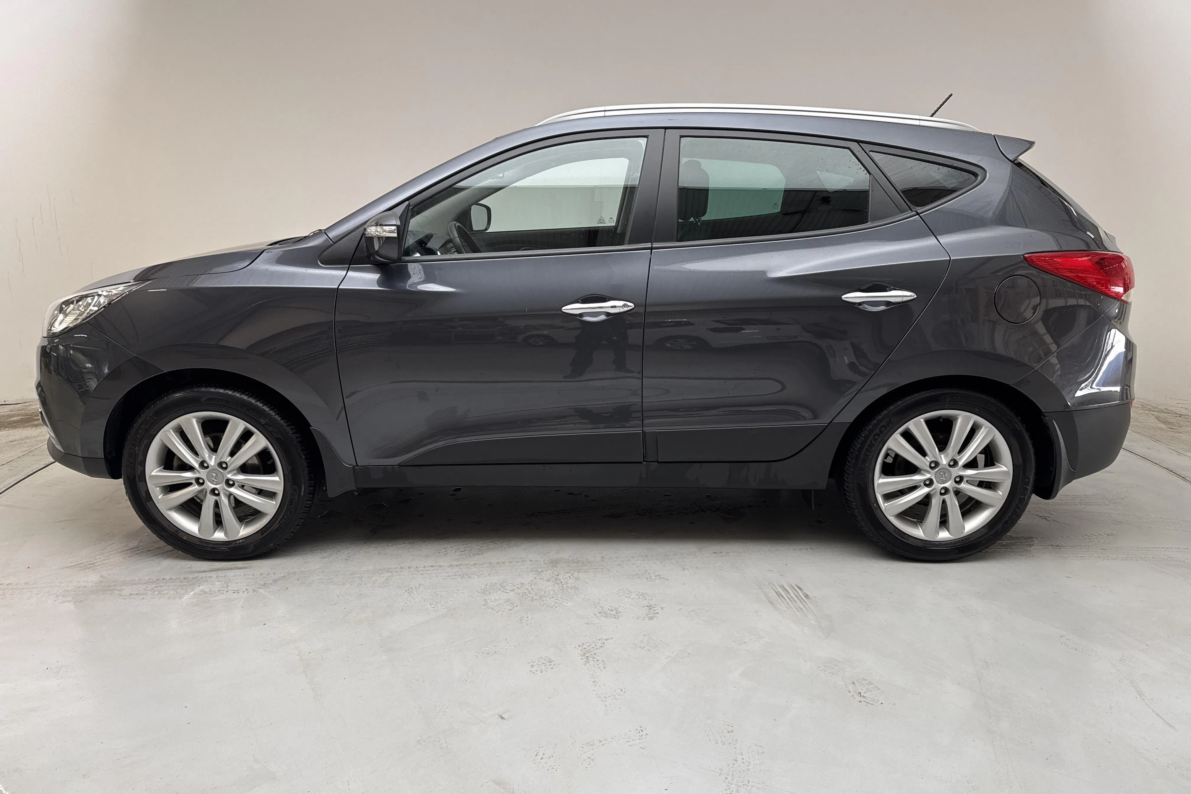 Presentation photo 2 of 15: Hyundai ix35 2.0 4WD (163hk) - 6 733 Scandinavian mile - Automatic - dark grey - 2011