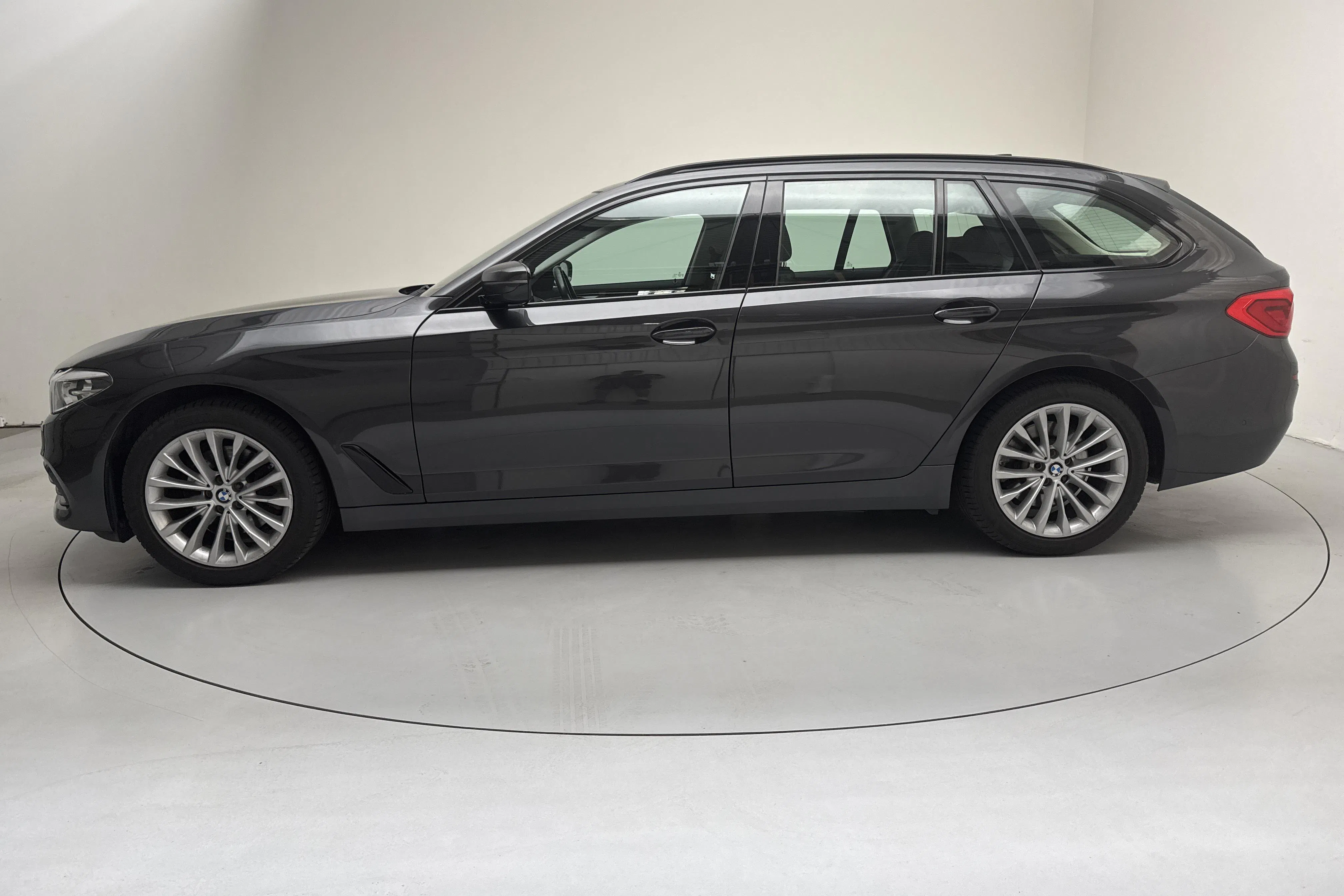 Presentationsfoto 2 av 16: BMW 520d xDrive Touring MHEV, G31 (190hk) - 21 230 mil - Automat - grå - 2020