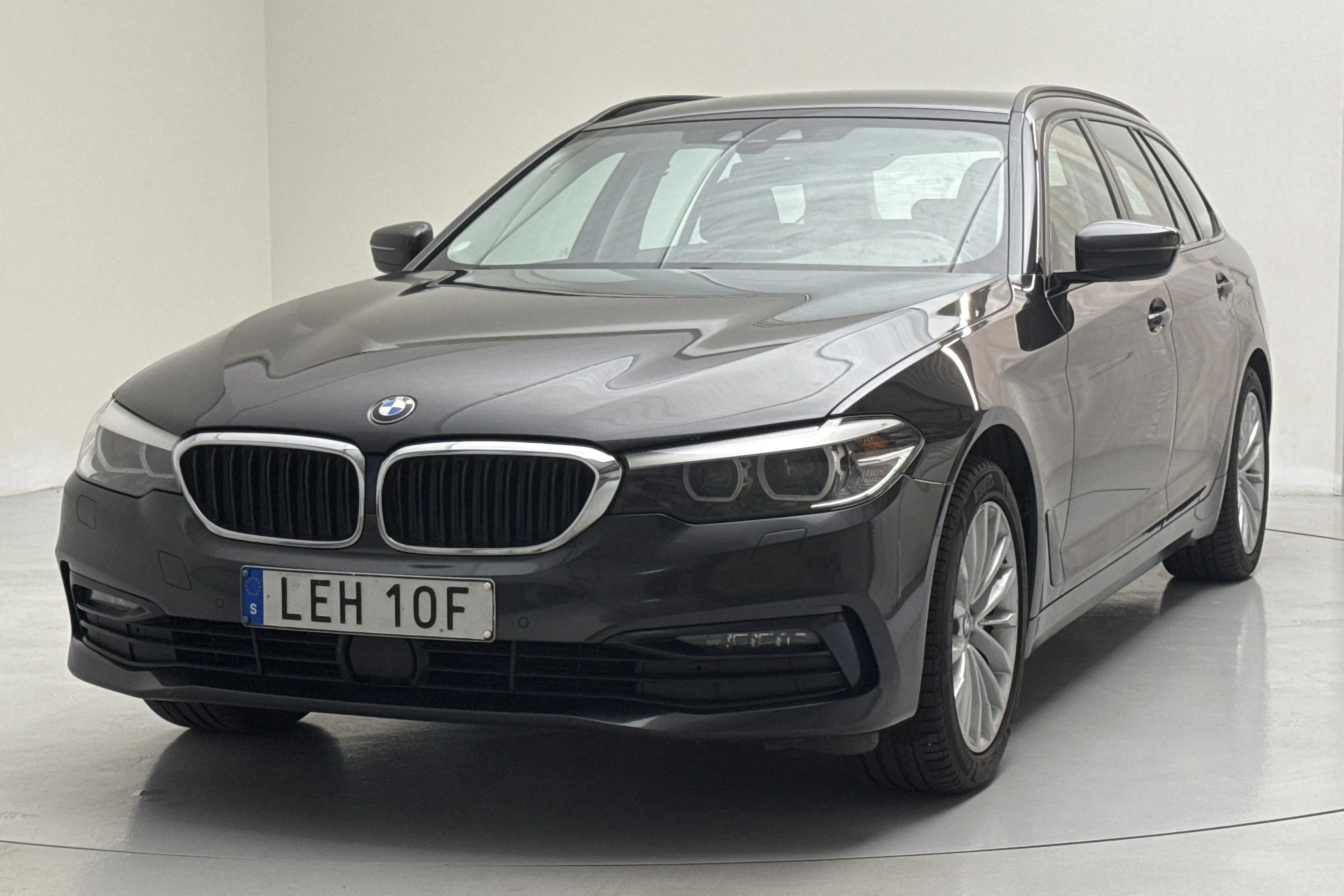 Presentationsfoto 1 av 16: BMW 520d xDrive Touring MHEV, G31 (190hk) - 21 230 mil - Automat - grå - 2020
