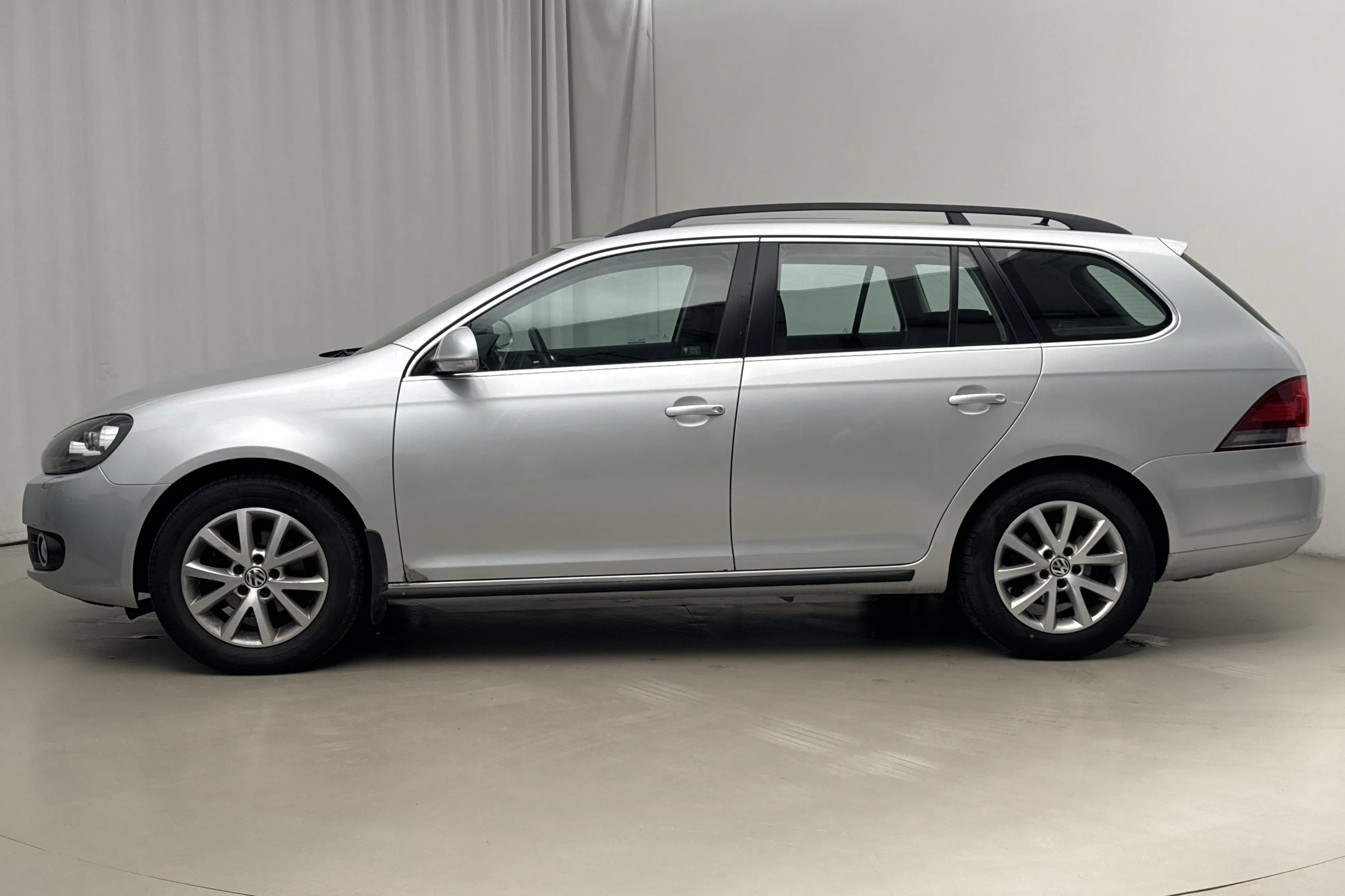Presentation photo 2 of 14: VW Golf VI 1.6 MultiFuel E85 Variant (102hk) - 10 936 Scandinavian mile - Manual - silver - 2011